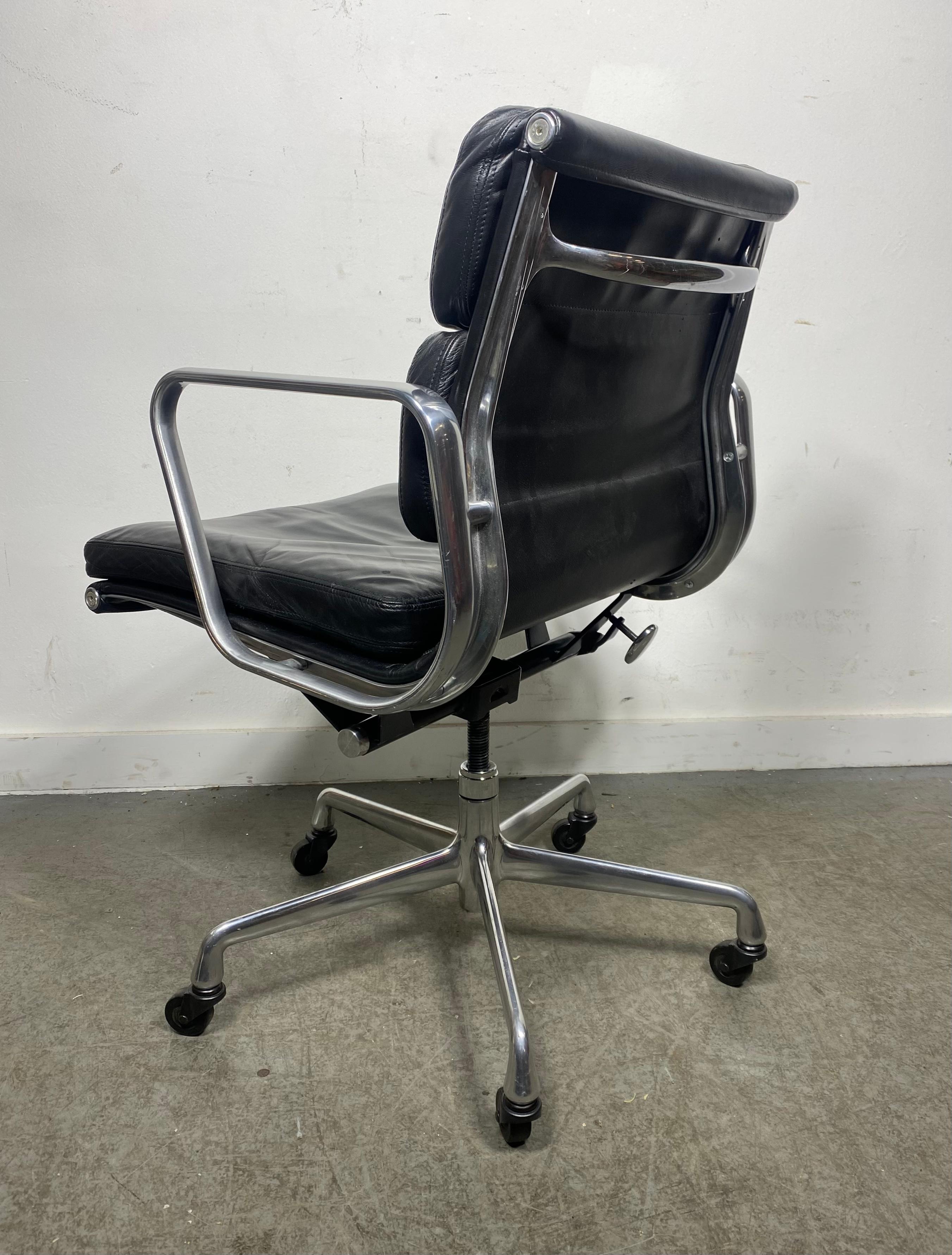 Late 20th Century Herman Miller Eames Soft Pad Aluminum Black Leather Desk Chair