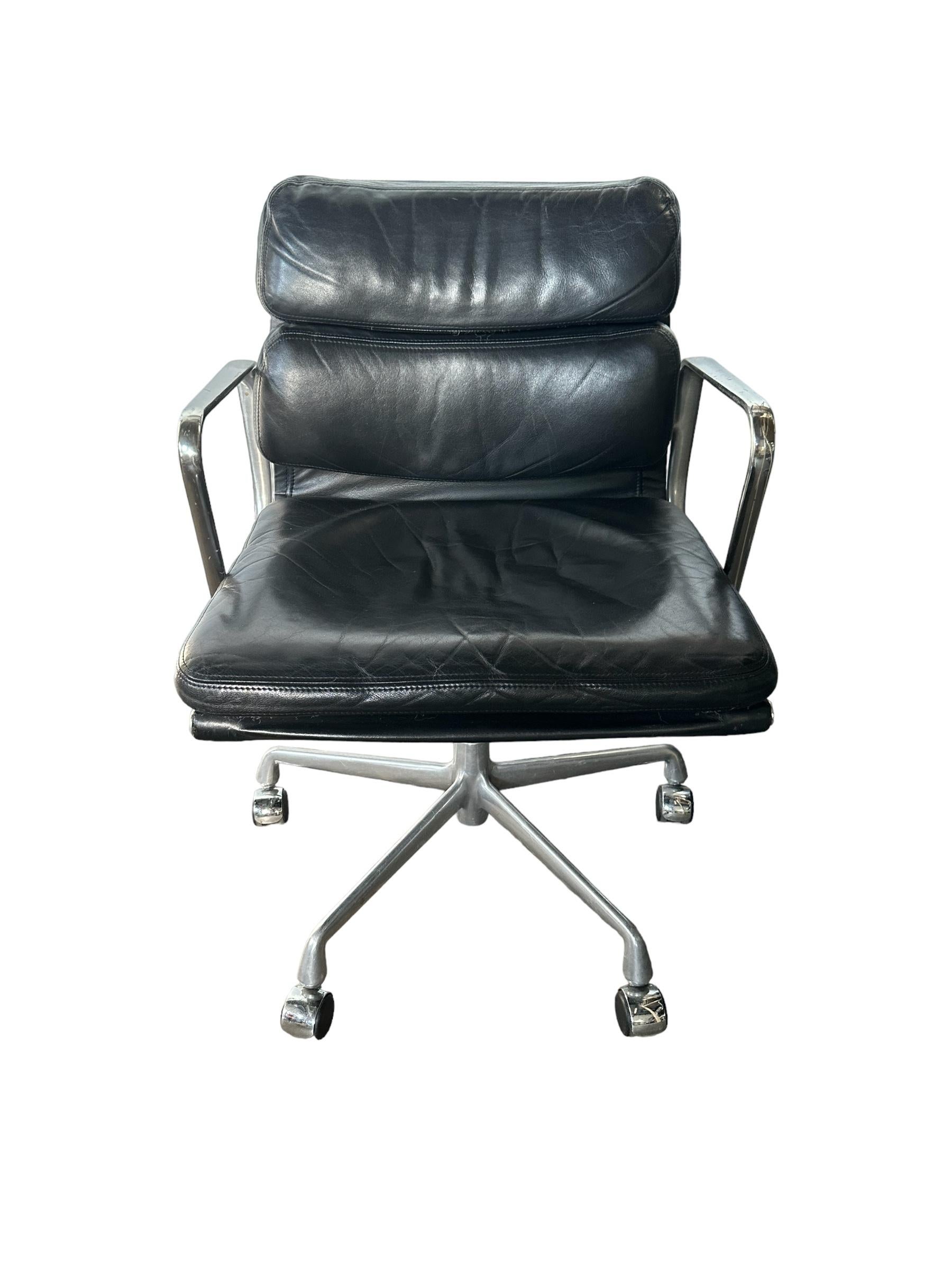 Chaise de bureau Eames à coussins souples en cuir et aluminium Herman Miller  en vente 5