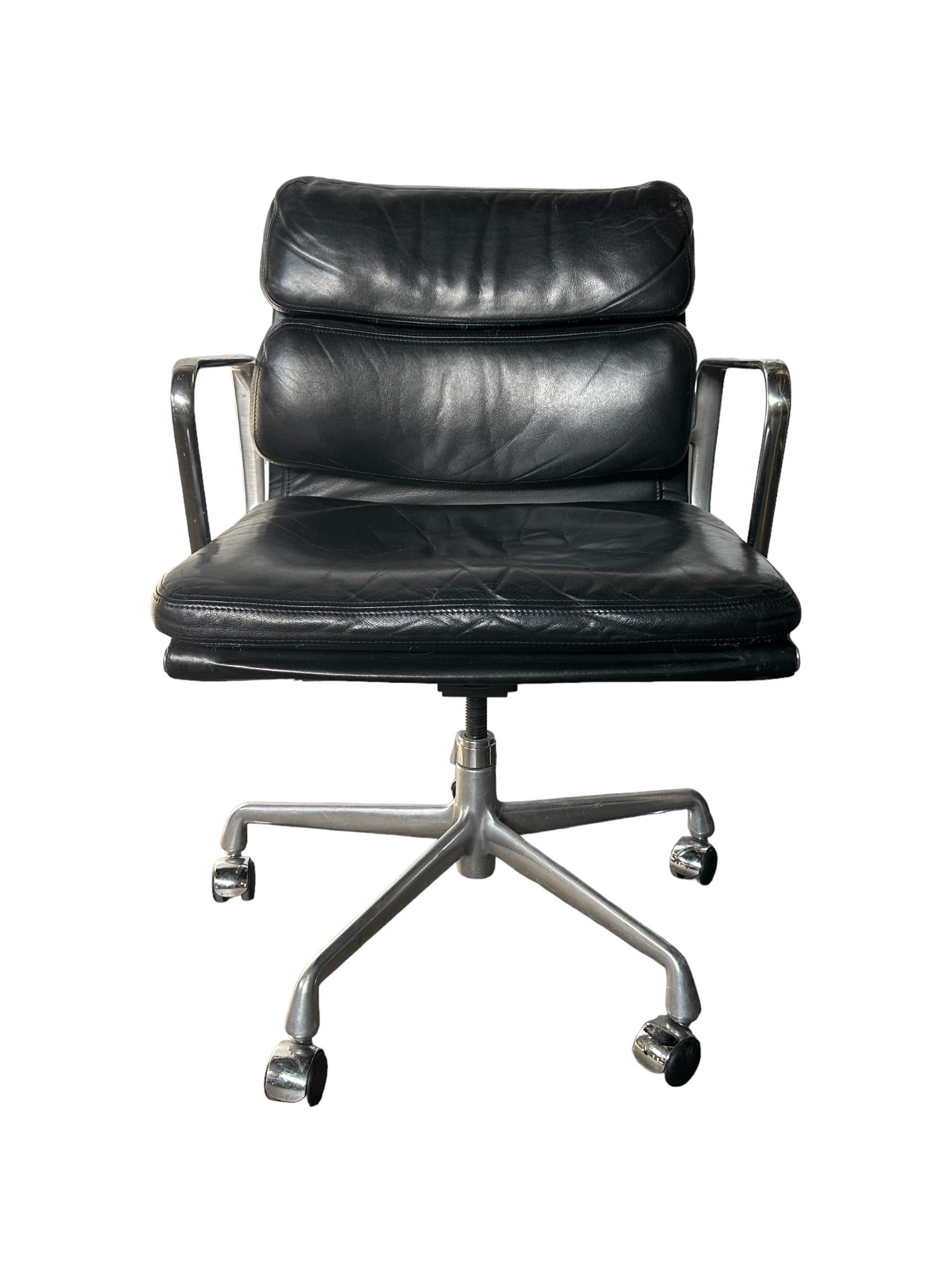 Handsome and elegant Eames soft pad desk/office chair from the Eames Aluminum Group series by Herman Miller. Classic understated design perfection from Charles and Ray Eames. Executed in black leather and aluminum. This model features all the bells