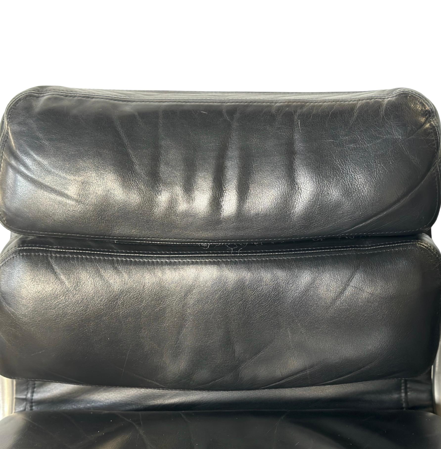 Mid-Century Modern Chaise de bureau Eames à coussins souples en cuir et aluminium Herman Miller  en vente