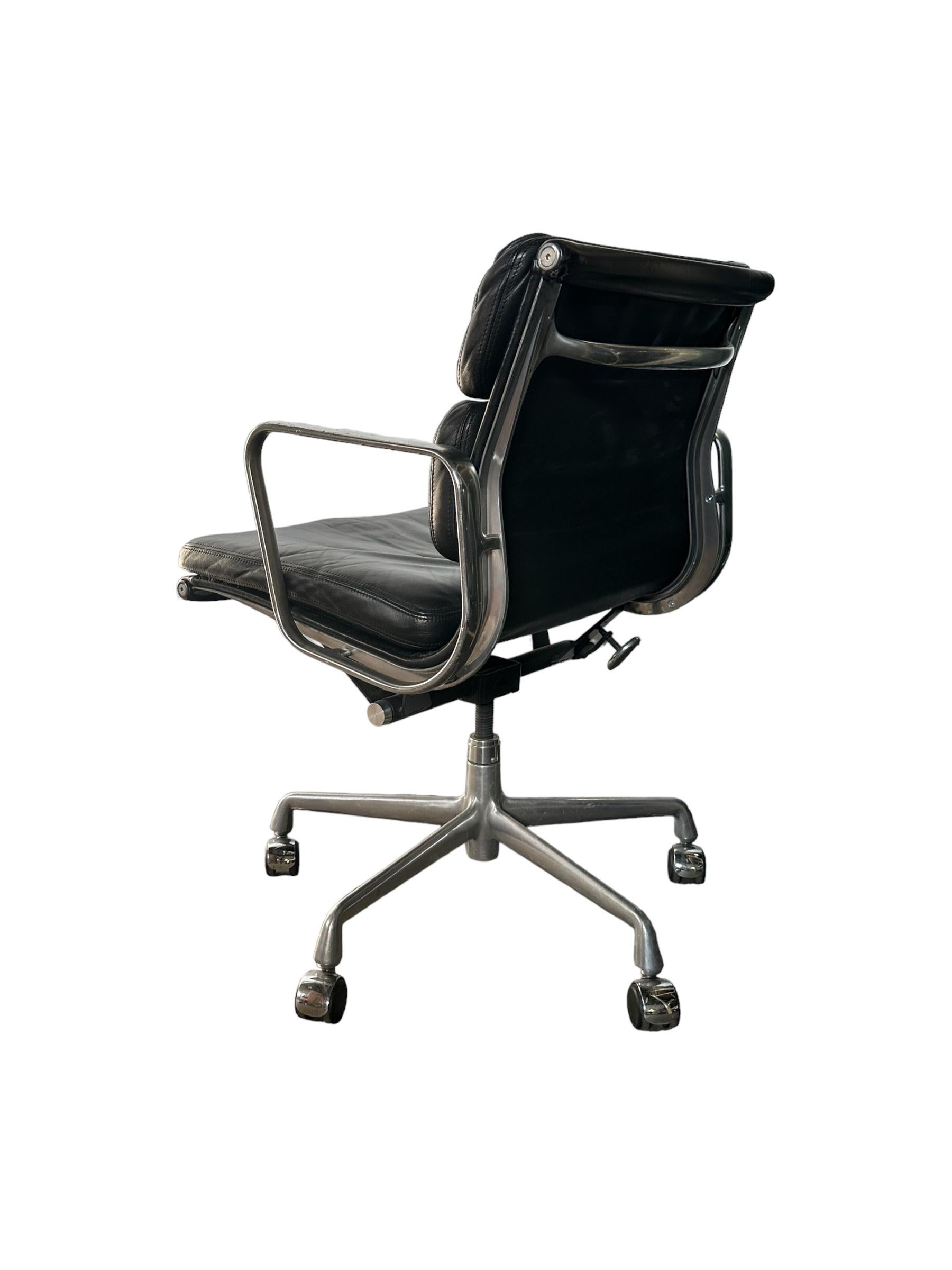 Chaise de bureau Eames à coussins souples en cuir et aluminium Herman Miller  Bon état - En vente à Brooklyn, NY