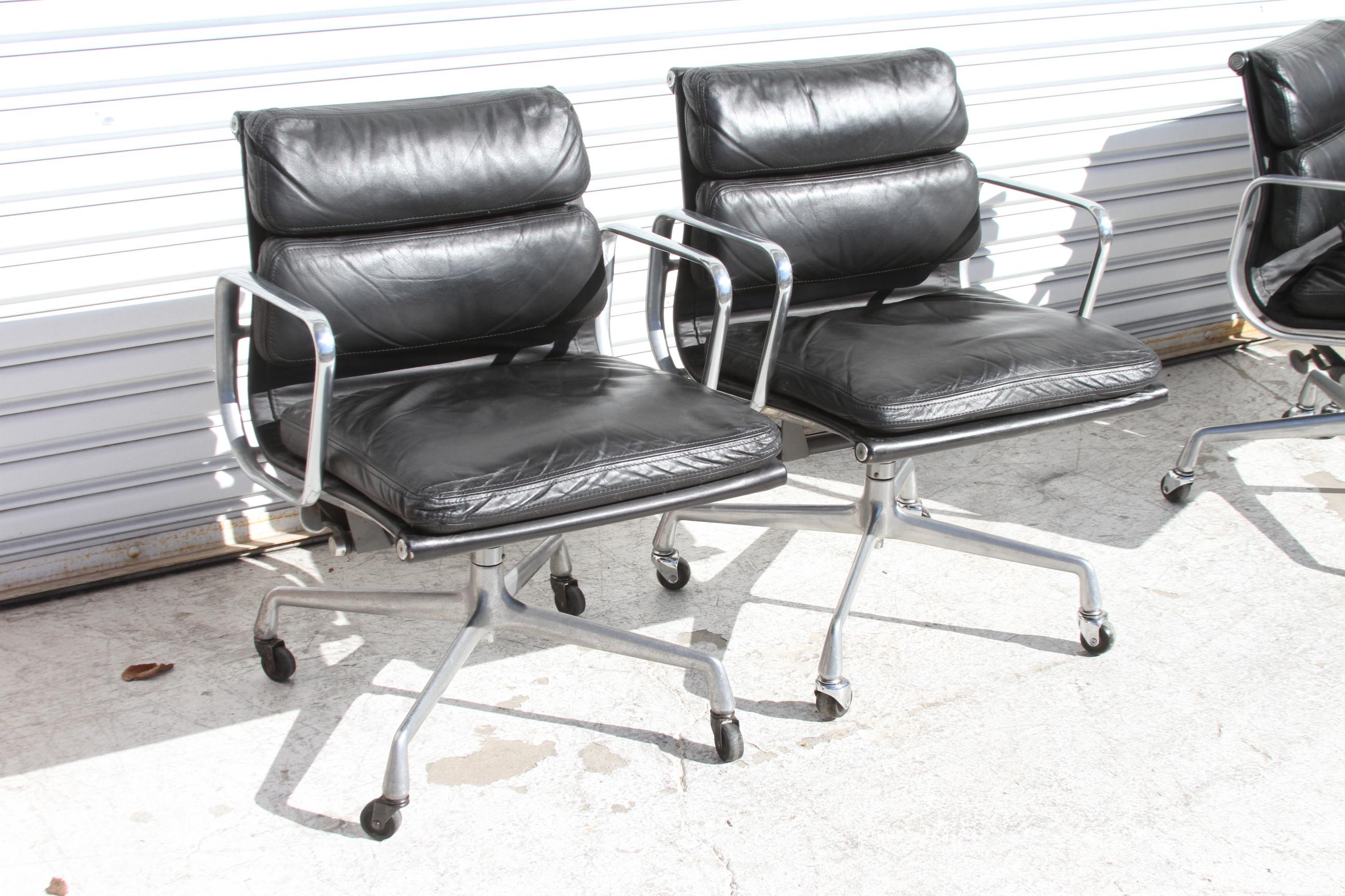 Herman Miller Eames Soft Pad Chairs In Good Condition For Sale In Pasadena, TX