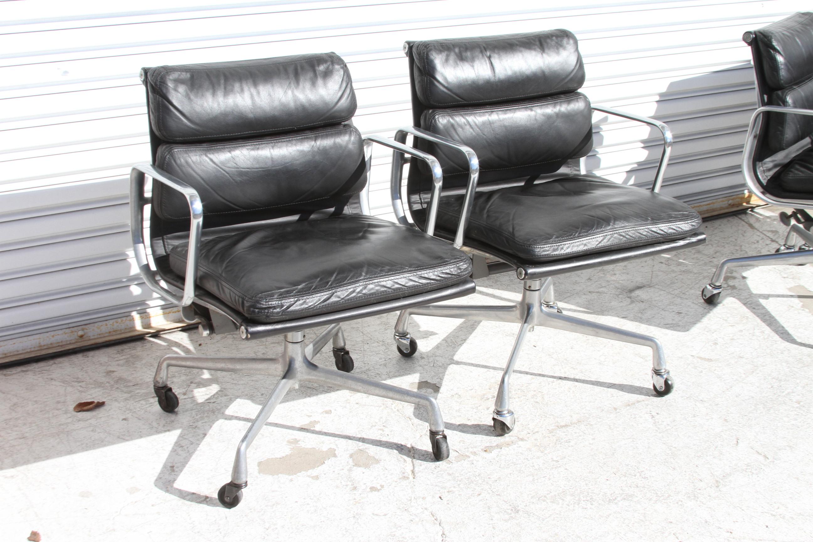 Juego De 10 Sillas Herman Miller Eames Soft Pad en Bueno estado para la venta en Pasadena, TX