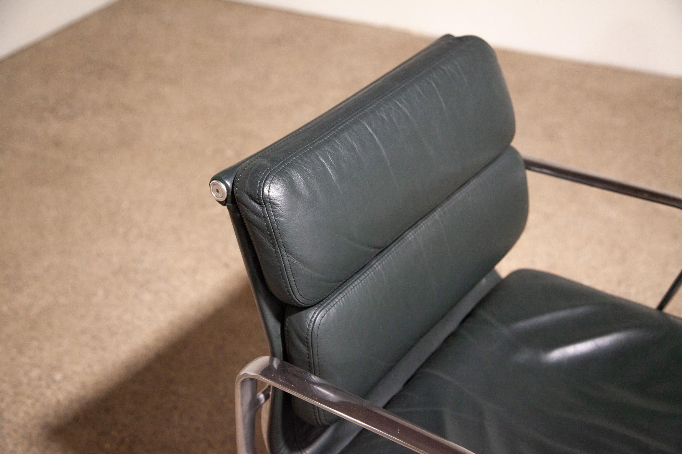 Silla de dirección Eames Aluminum Group Soft Pad, modelo EA435, inusual, de cuero verde oscuro, diseñada por Charles and Ray Eames para Herman Miller.


Su diseño presenta un armazón de aluminio fundido, y tienen una base ajustable de 5 estrellas