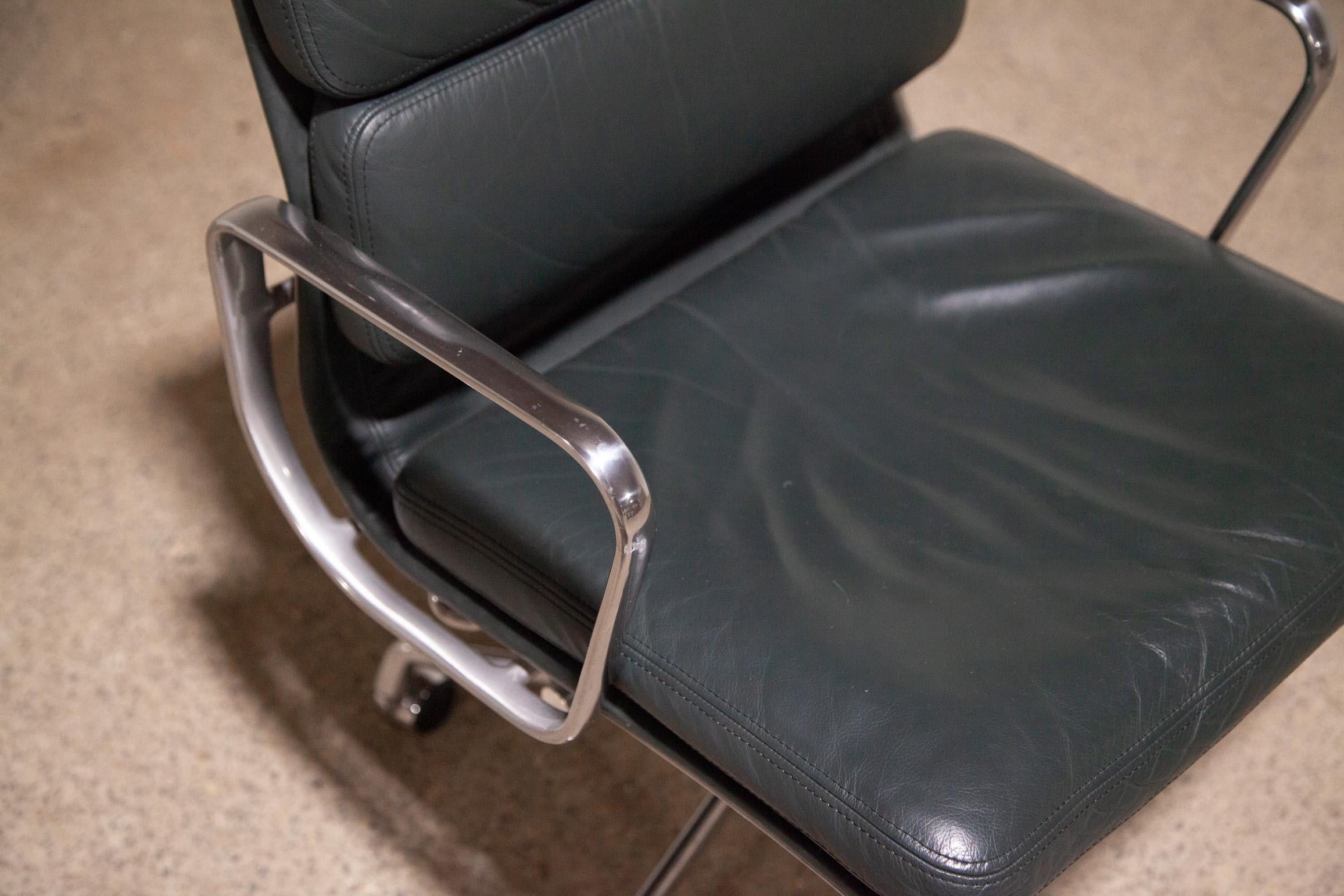 Silla Herman Miller Eames Soft Pad de cuero verde oscuro Moderno de mediados de siglo