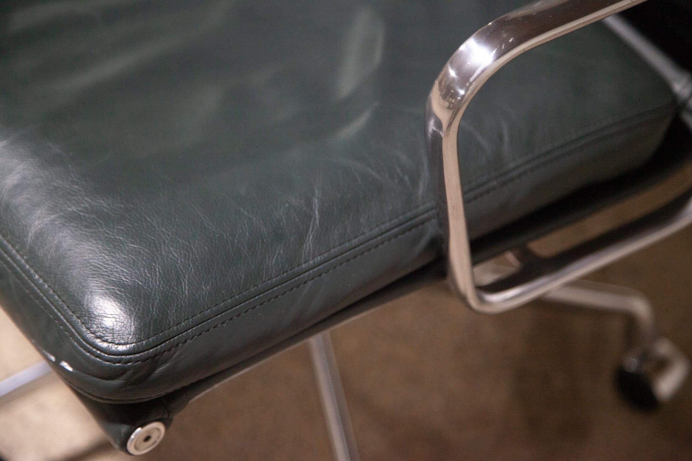 Silla Herman Miller Eames Soft Pad de cuero verde oscuro Estadounidense