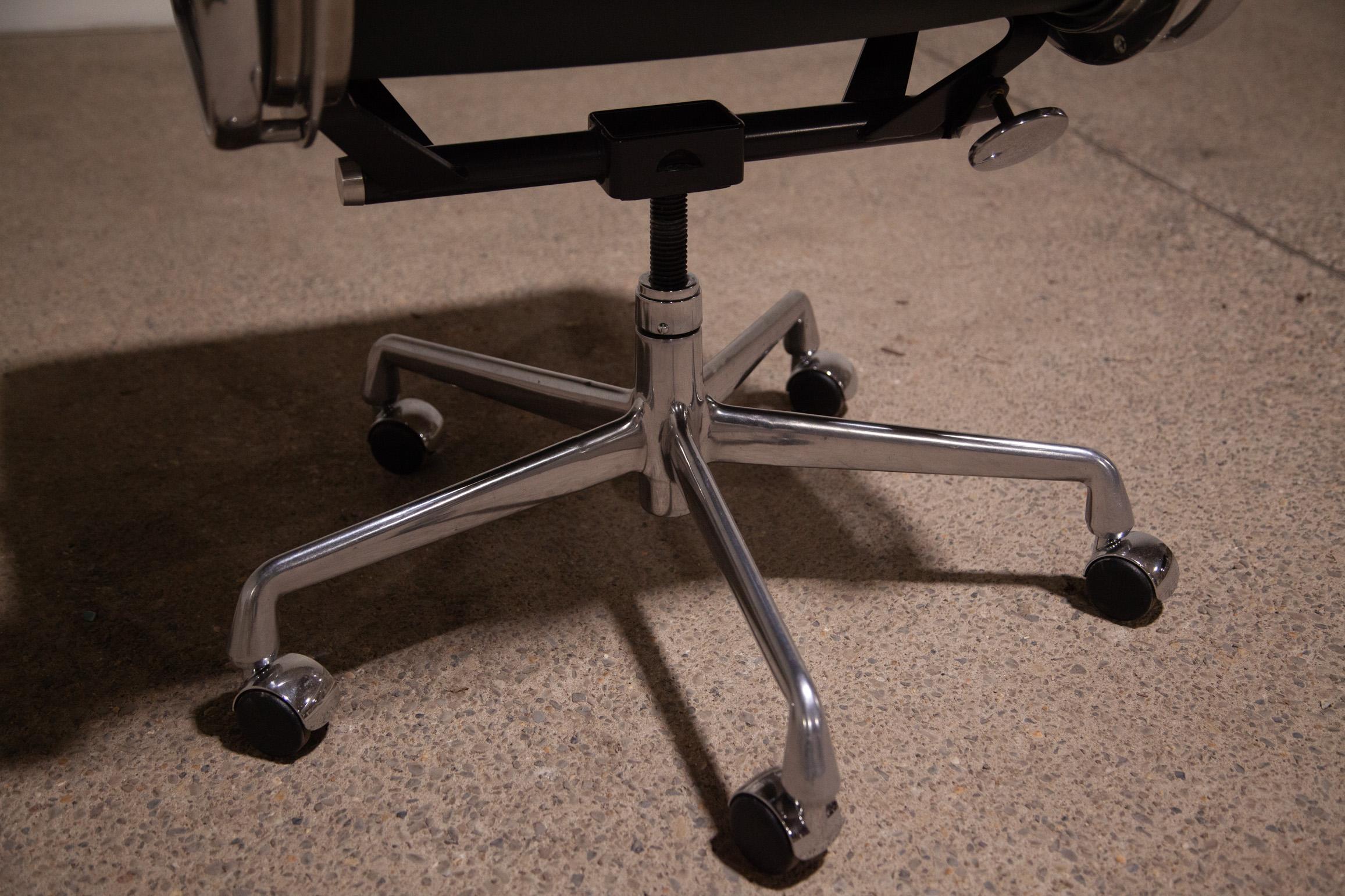 Silla Herman Miller Eames Soft Pad de cuero verde oscuro en Bueno Estado en New York, NY