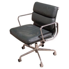 Silla Herman Miller Eames Soft Pad de cuero verde oscuro