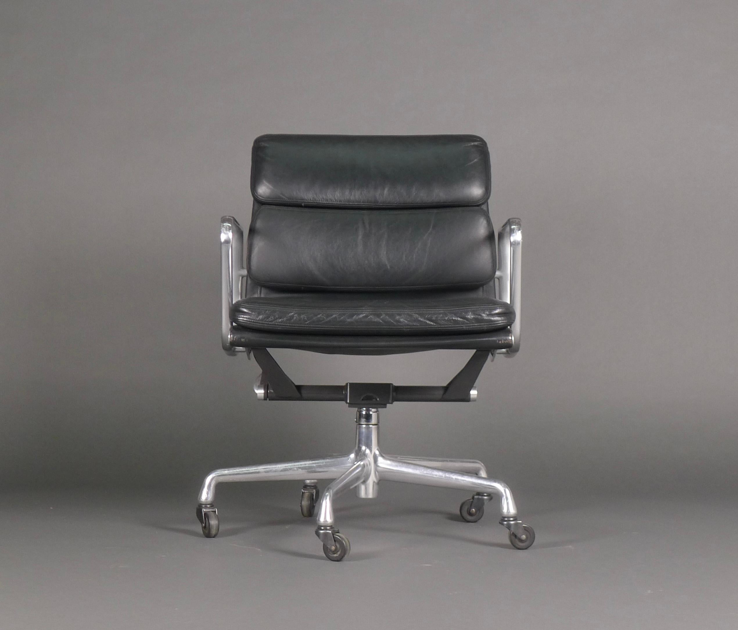 Herman Miller Eames Soft Pad Desk Chair, Low Back, Tilt and Swivel, model EA435 In Good Condition In Wargrave, Berkshire
