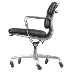 Chaise de bureau Eames Soft Pad d'Herman Miller, dossier bas, inclinable et pivotante, modèle EA435