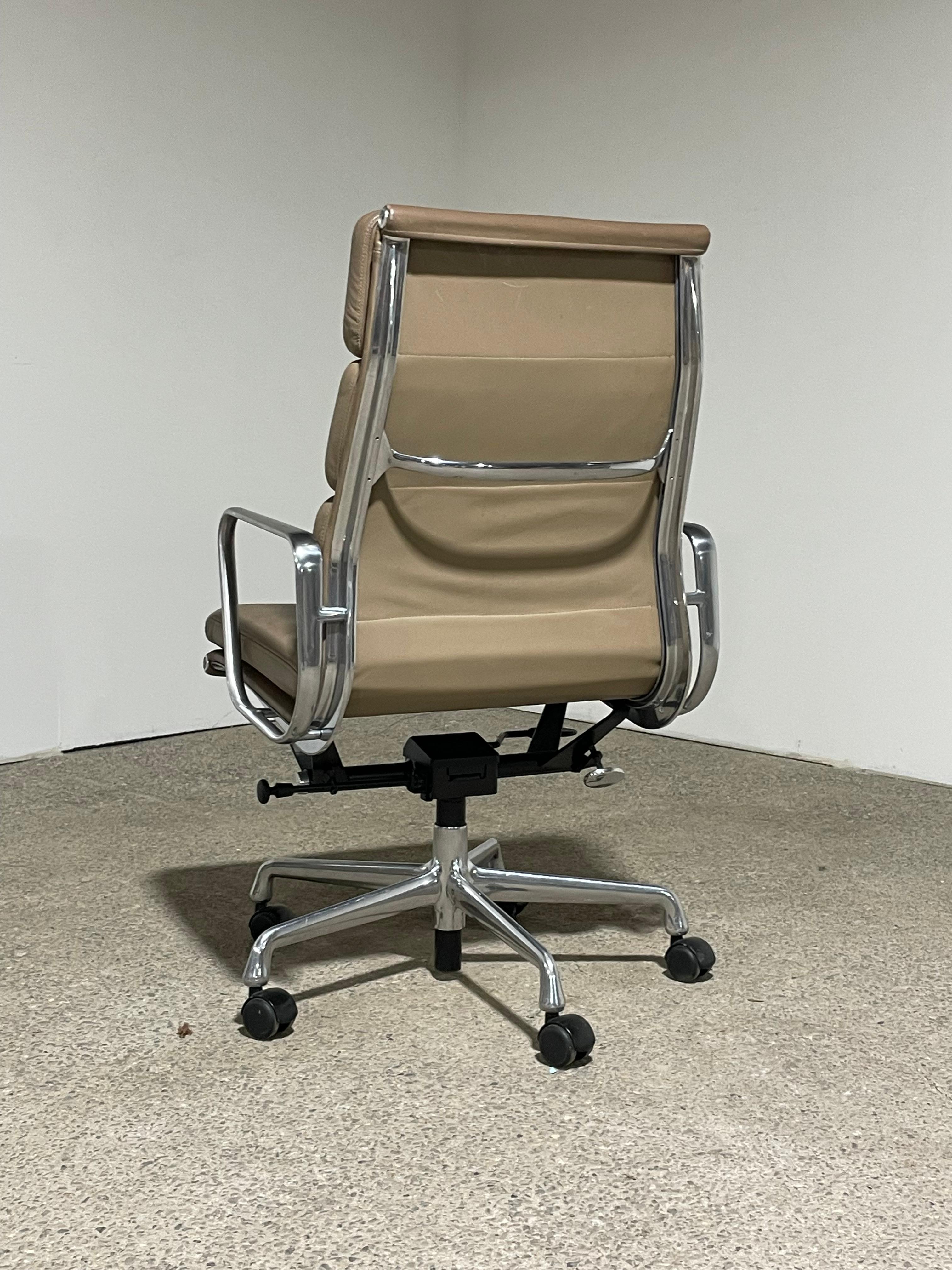 Wir präsentieren den legendären Eames Aluminum Group Executive-Height Soft Pad Desk Chair, der 1968 von Charles und Ray Eames für Herman Miller entworfen wurde. 

Dieses Beispiel stammt aus der Mitte der 2010er Jahre. 

Insgesamt sehr guter