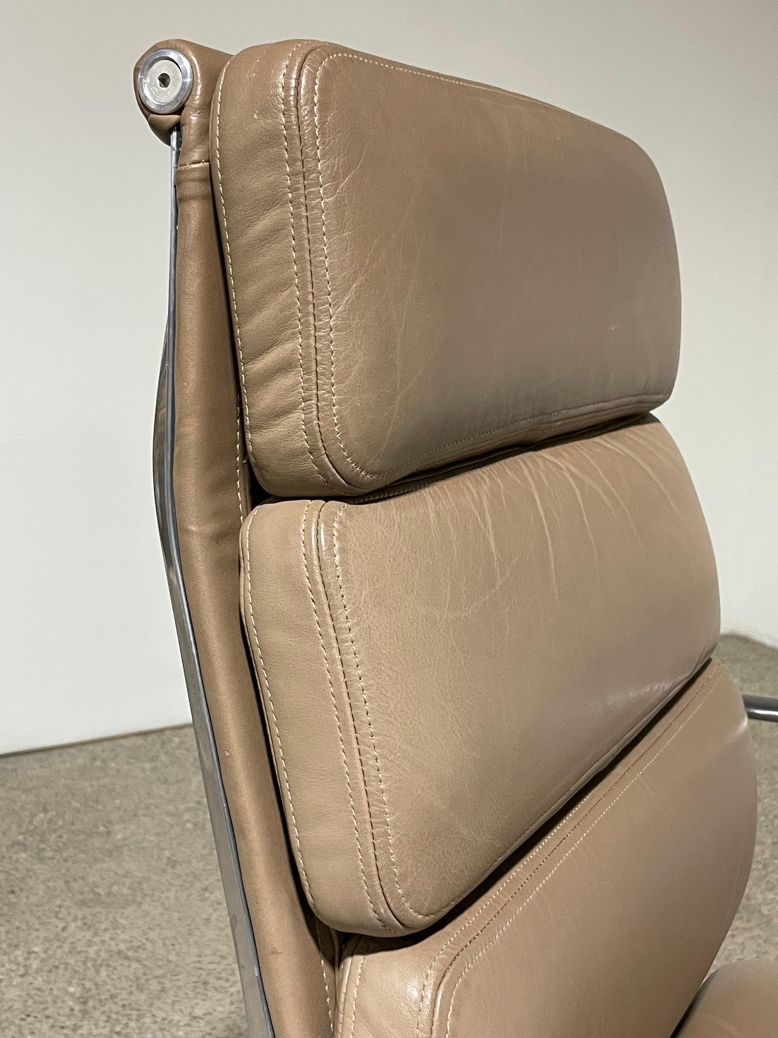 Herman Miller Eames Chefsessel mit weichem Gestell (Moderne der Mitte des Jahrhunderts) im Angebot