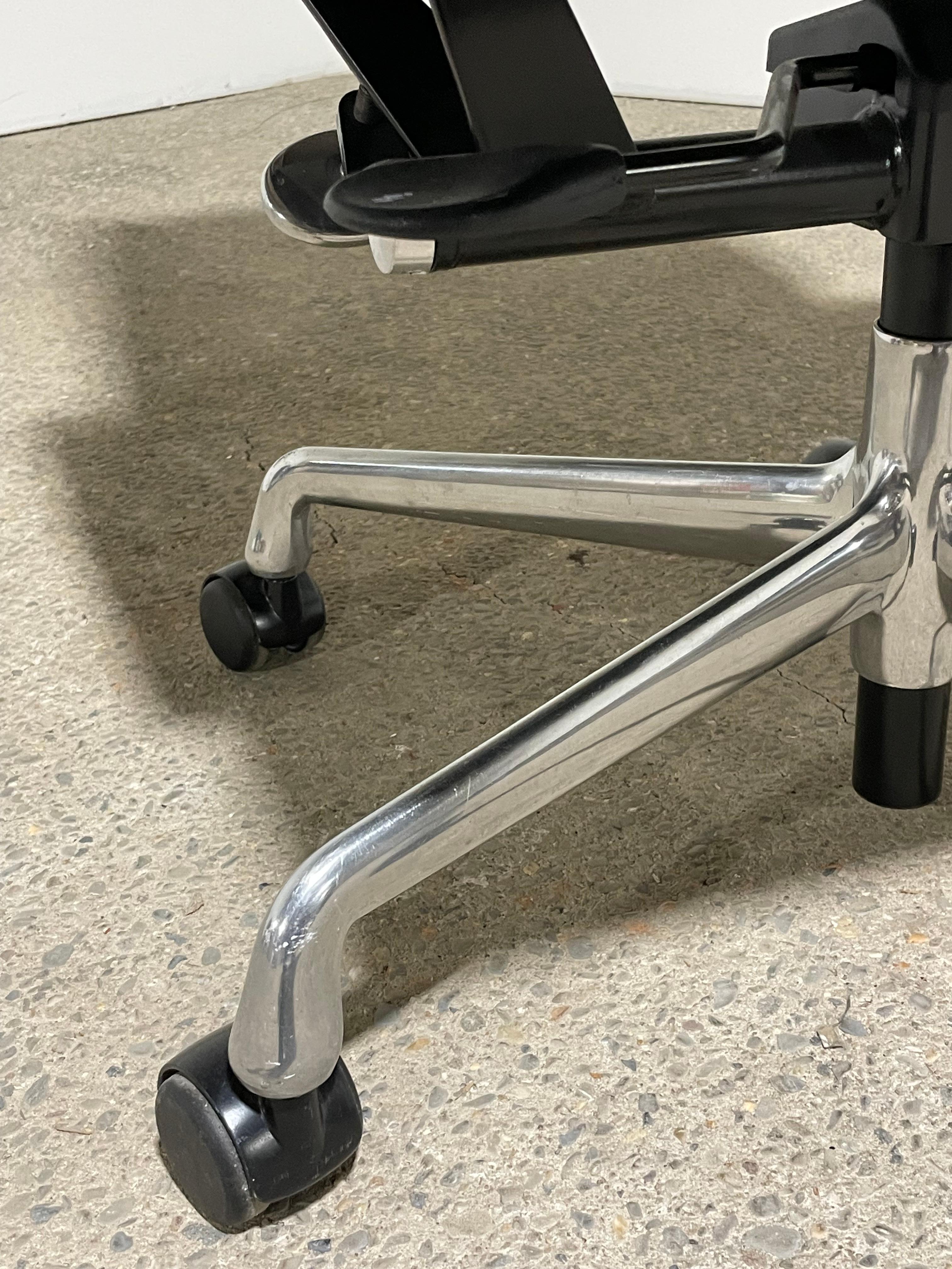 Herman Miller Eames Chefsessel mit weichem Gestell im Zustand „Gut“ im Angebot in New York, NY