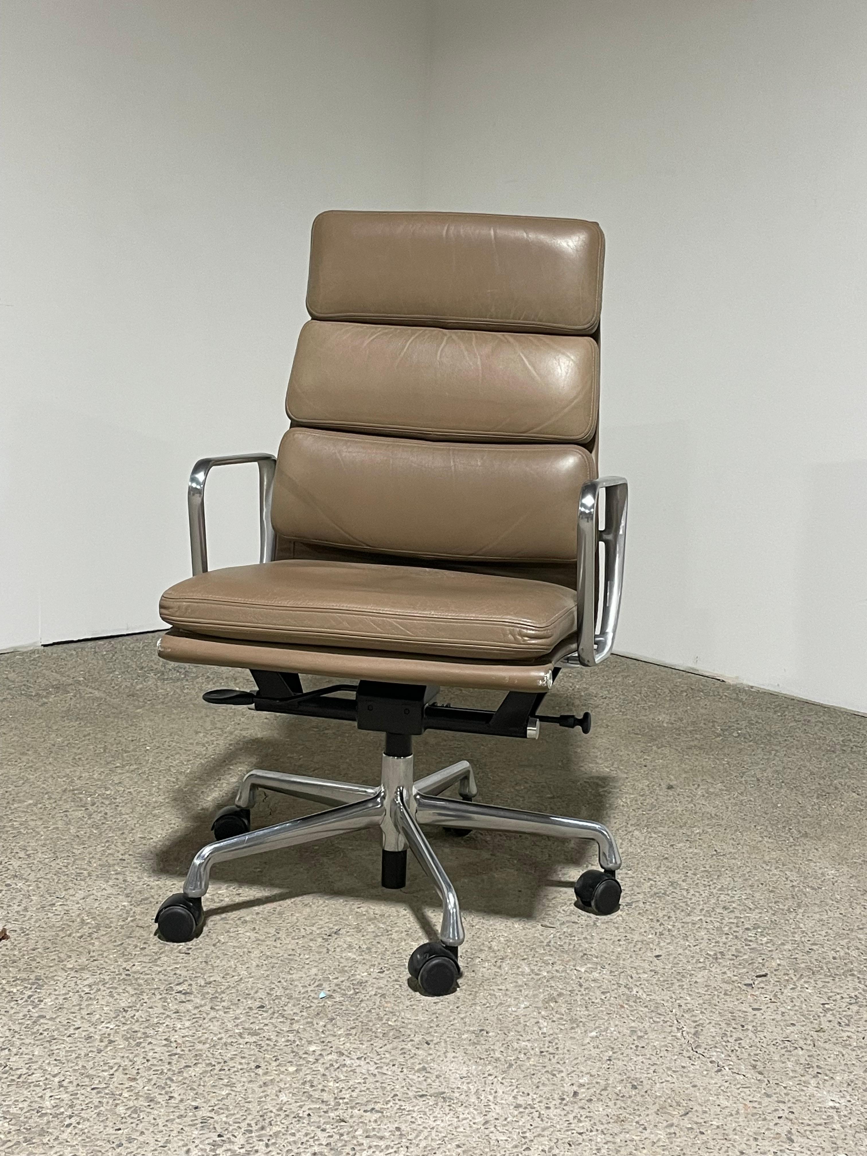 Herman Miller Eames Chefsessel mit weichem Gestell (21. Jahrhundert und zeitgenössisch) im Angebot