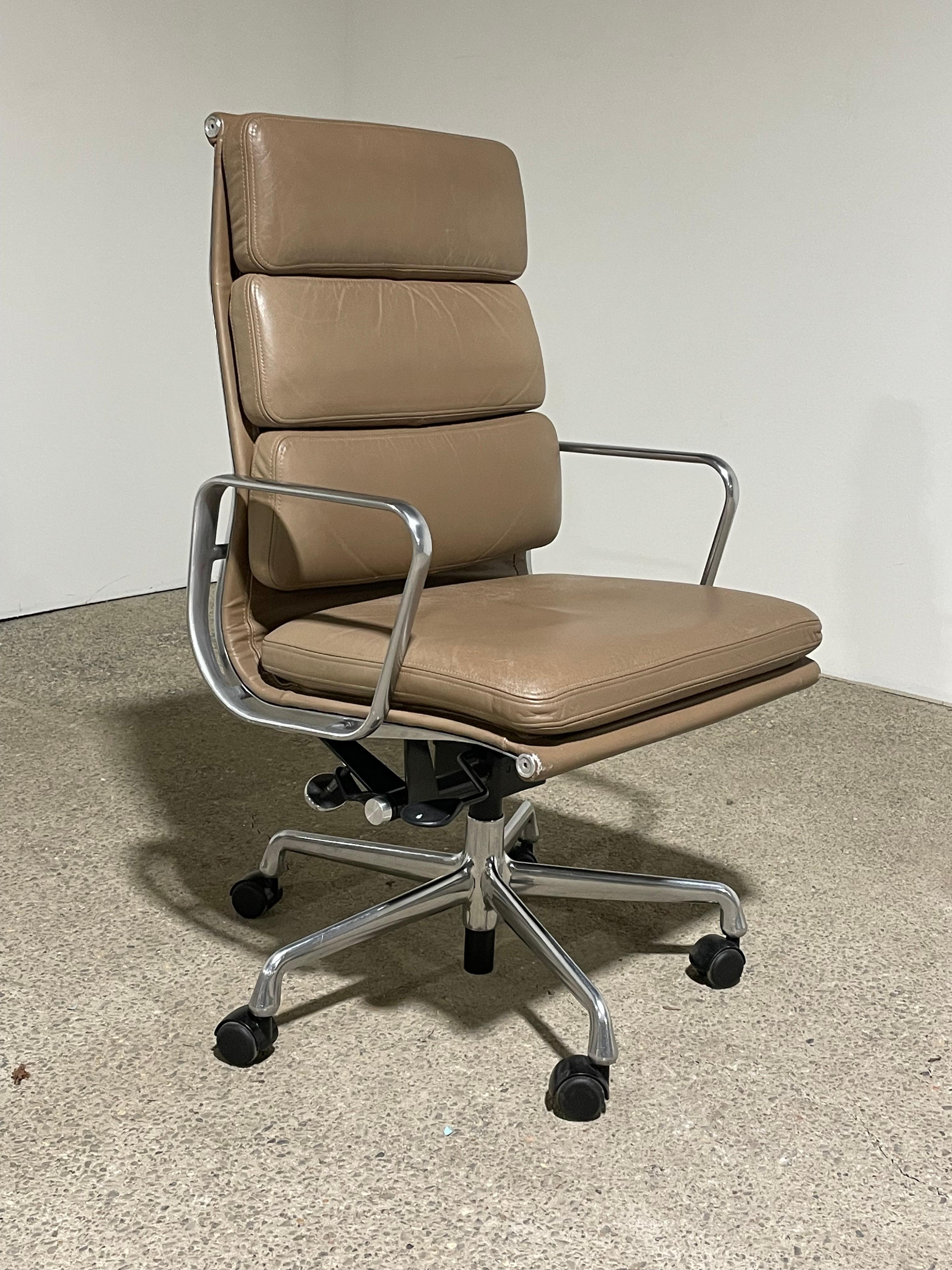 Herman Miller Eames Chefsessel mit weichem Gestell (Leder) im Angebot