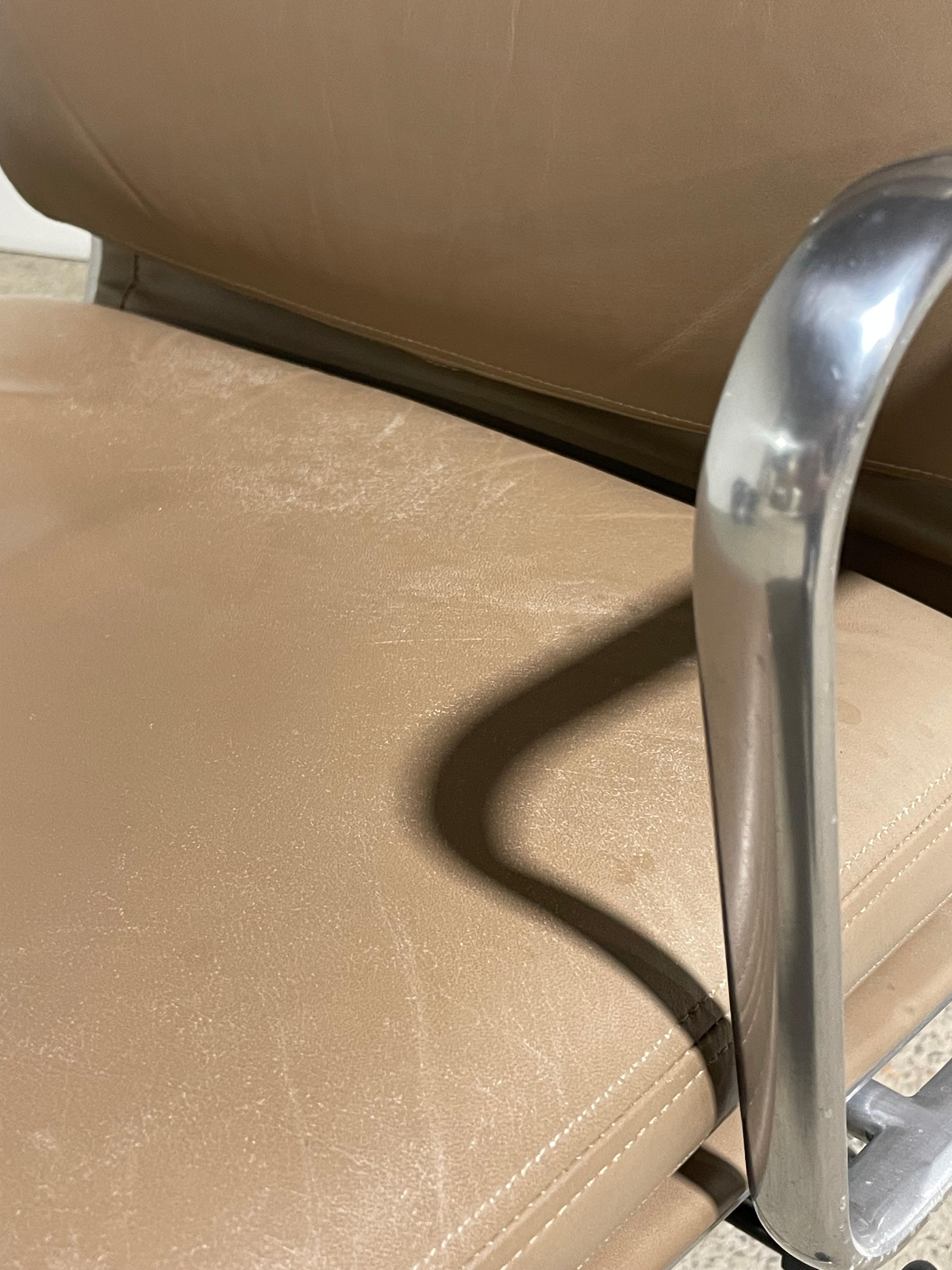 Herman Miller Eames Chefsessel mit weichem Gestell im Angebot 1