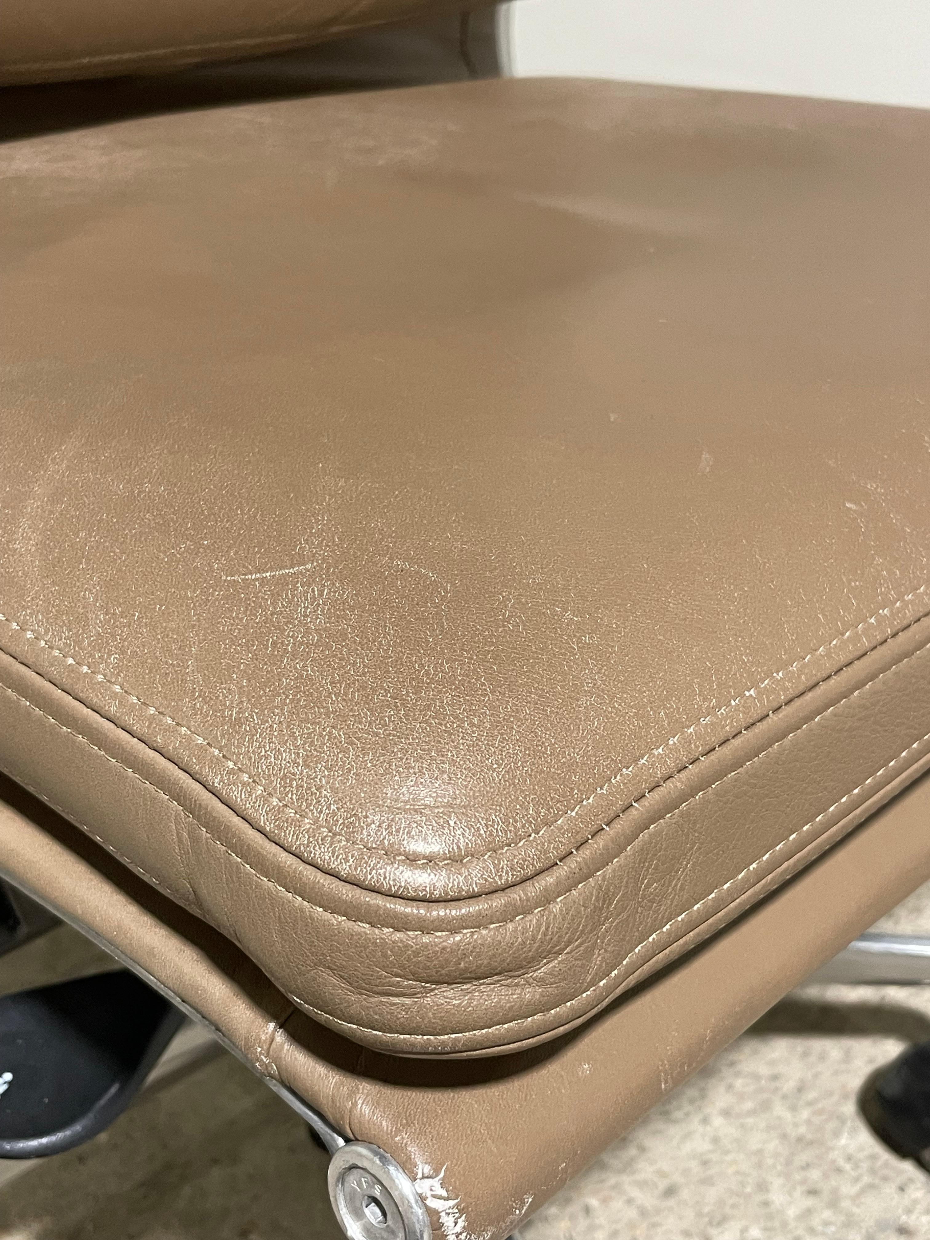 Herman Miller Eames Chefsessel mit weichem Gestell im Angebot 2