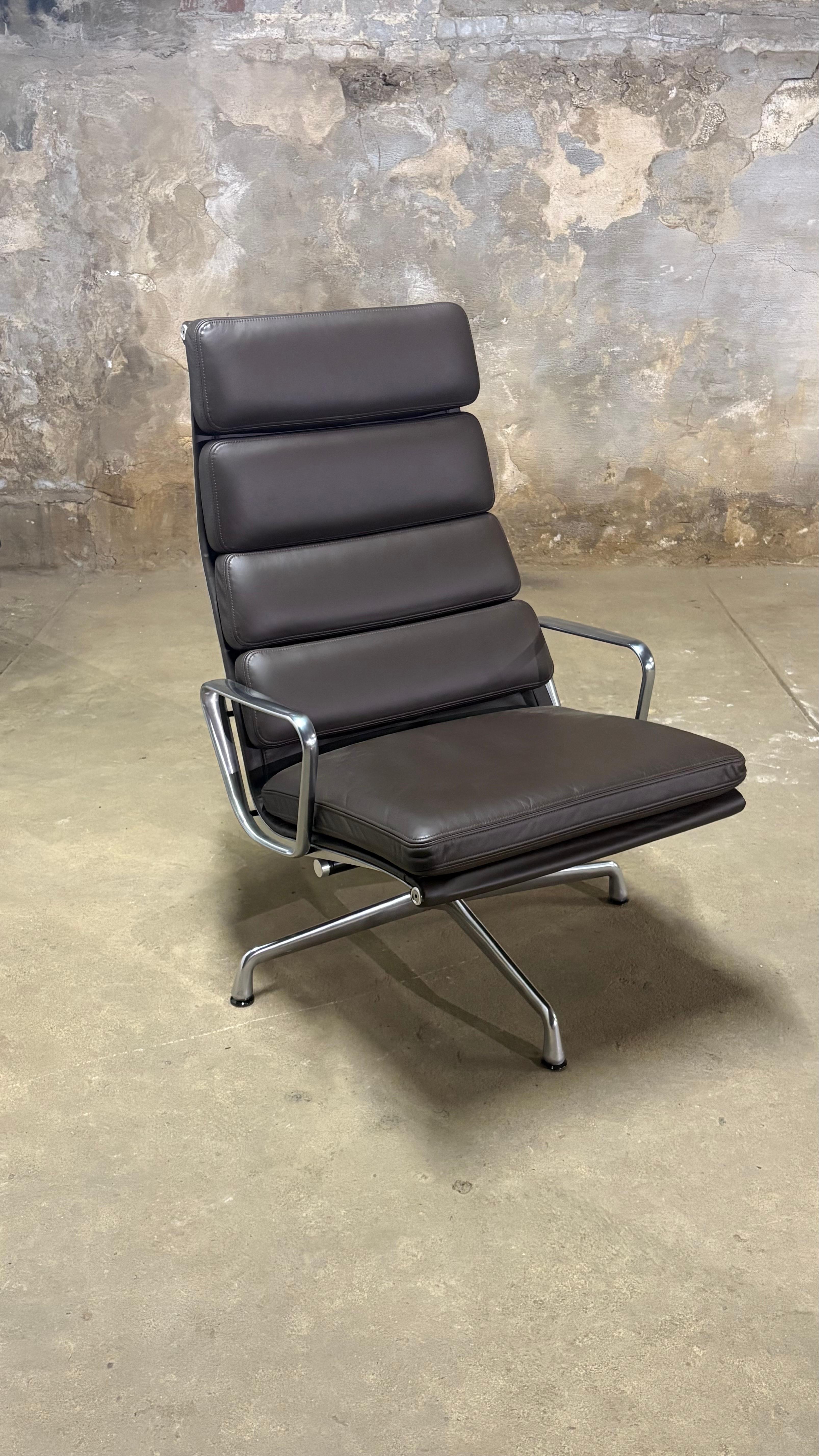 Esta auténtica Silla Eames para Herman Miller Soft Pad Lounge fue diseñada originalmente en 1958 como parte de la colección Aluminum Group. 

Este ejemplar en concreto, de cuero marrón oscuro, se fabricó en 2015. 

Gran condición. Pequeñas