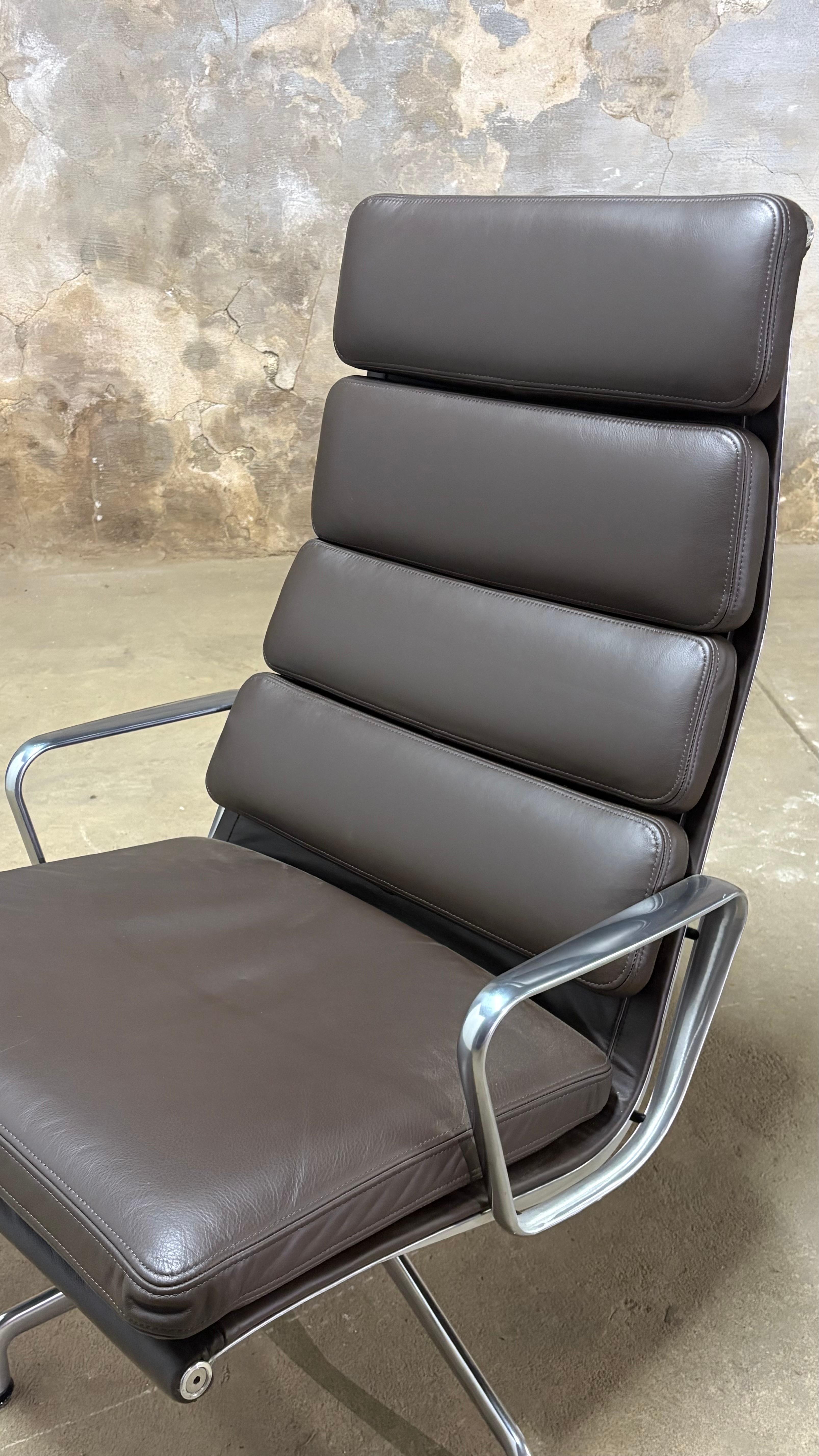 Herman Miller Silla Eames Soft Pad Lounge -Marrón oscuro Moderno de mediados de siglo en venta