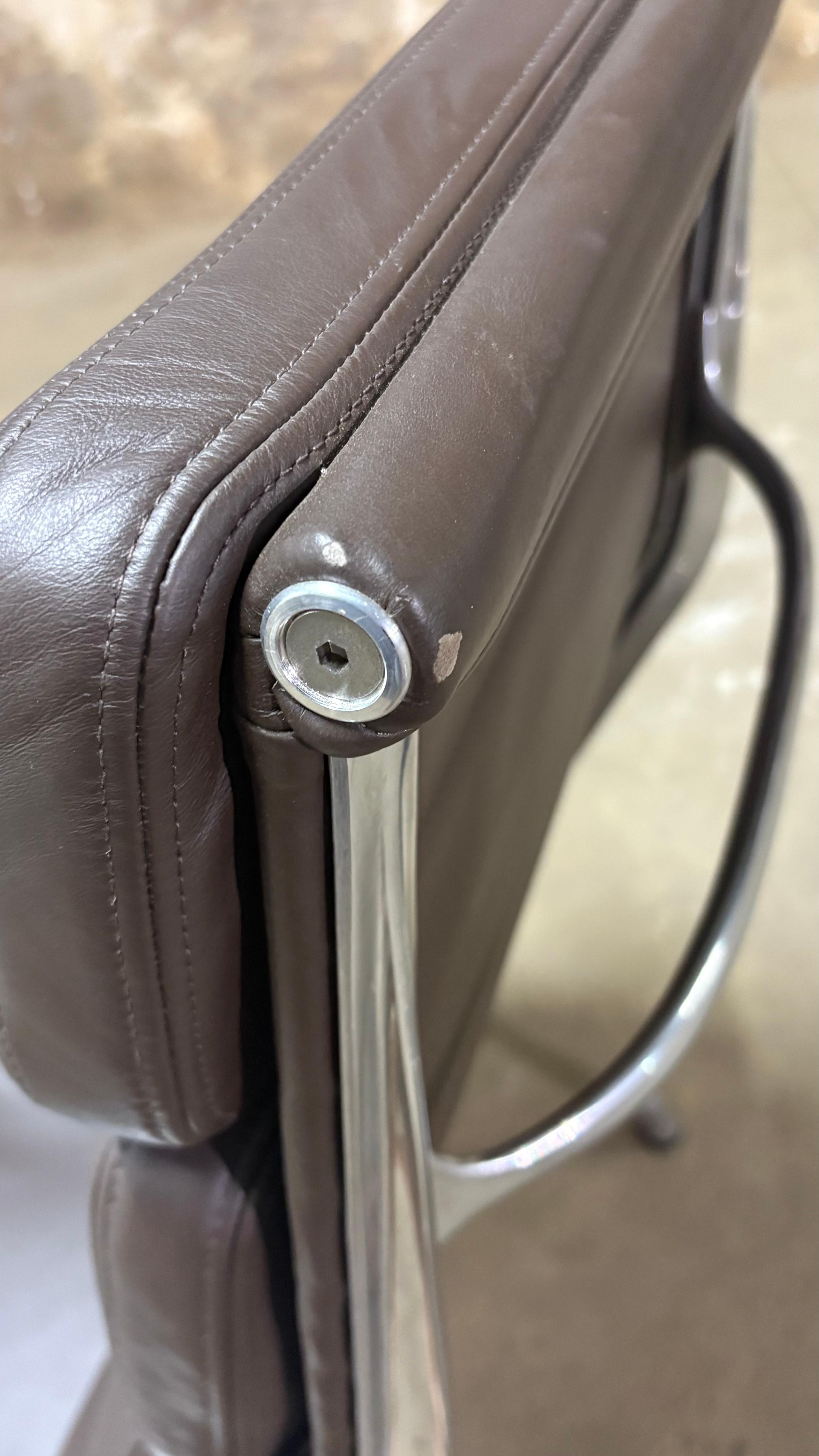 Herman Miller Silla Eames Soft Pad Lounge -Marrón oscuro Estadounidense en venta