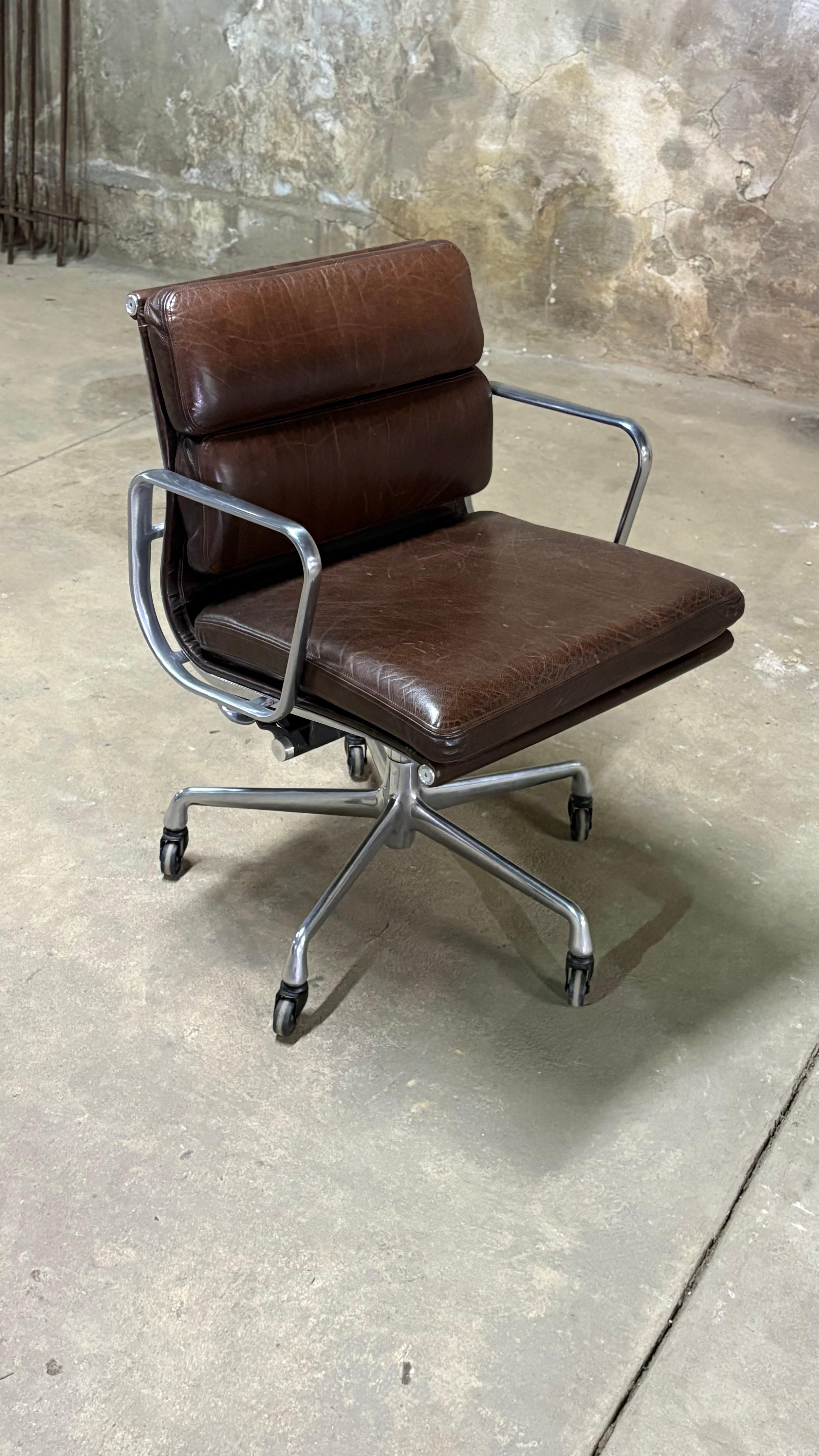 Autentiche sedie Eames Soft Pad.

Pelle marrone davvero splendida e ricca. È estremamente insolito vedere questo tipo di pelle in questo modello di sedia.

Condizioni generali molto buone con lievi segni di usura. 

Prezzo individuale. 5