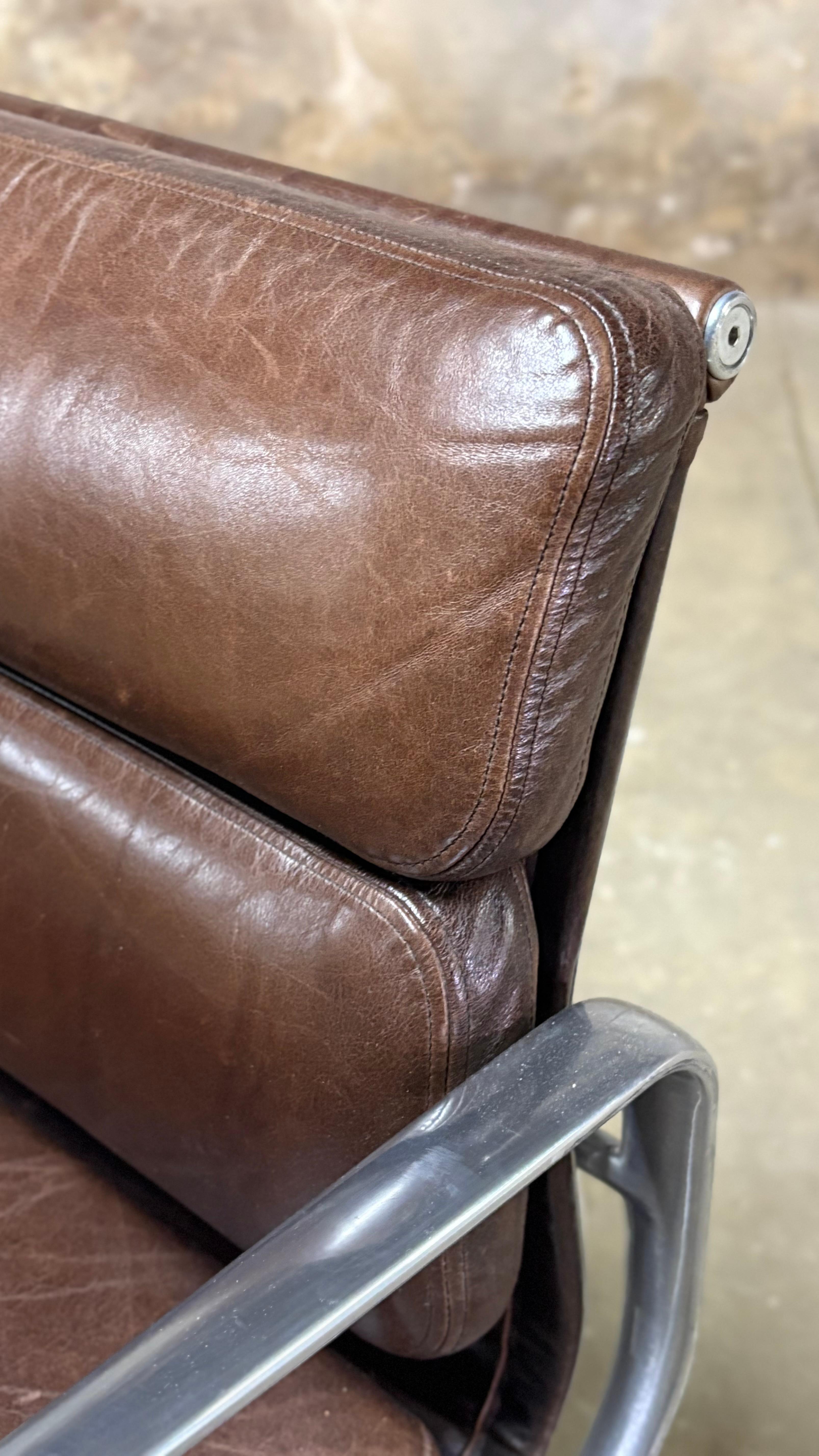 Mid-Century moderno Sedia Herman Miller Eames Soft Pad Management in vendita