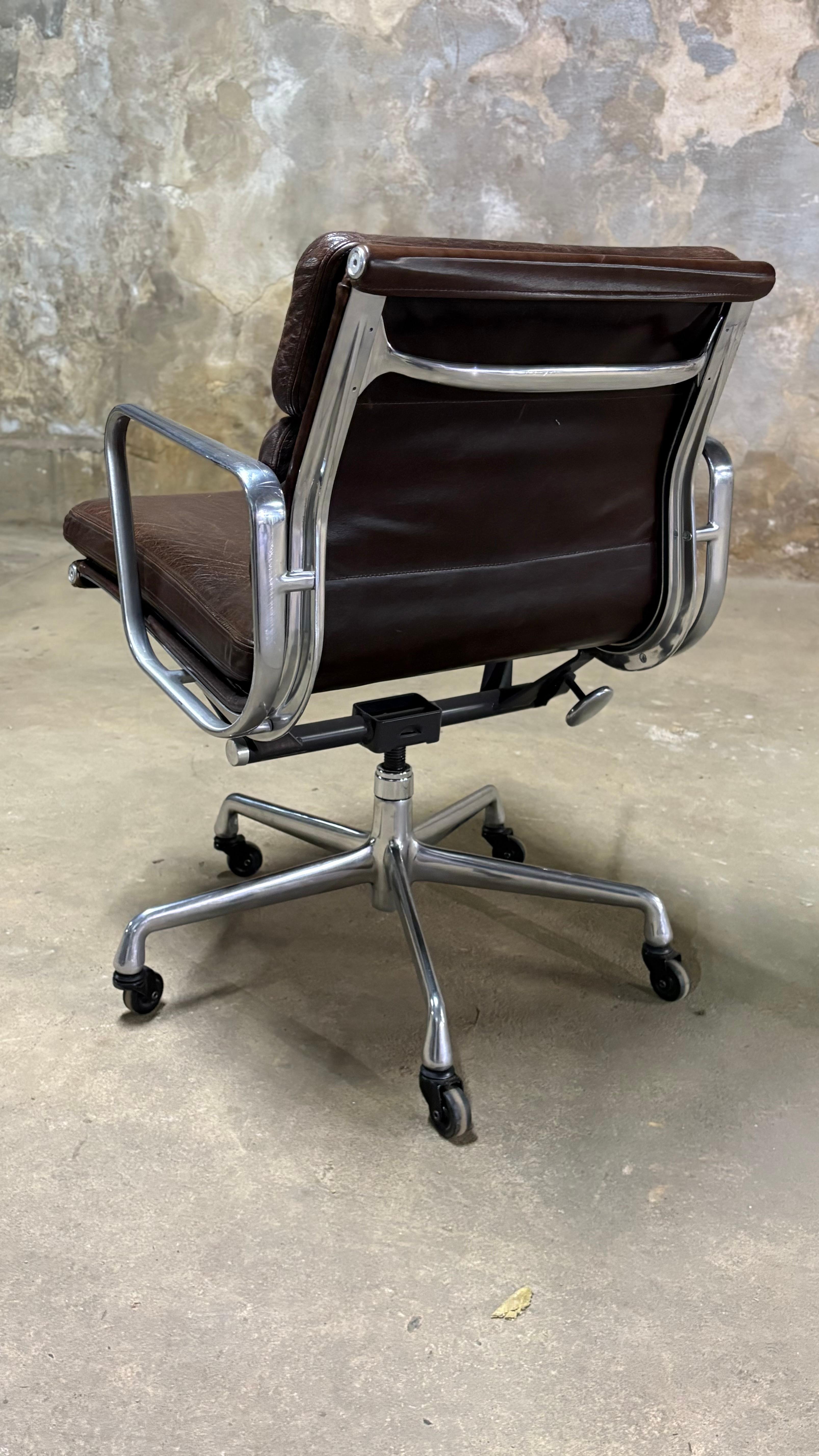 XXI secolo e contemporaneo Sedia Herman Miller Eames Soft Pad Management in vendita