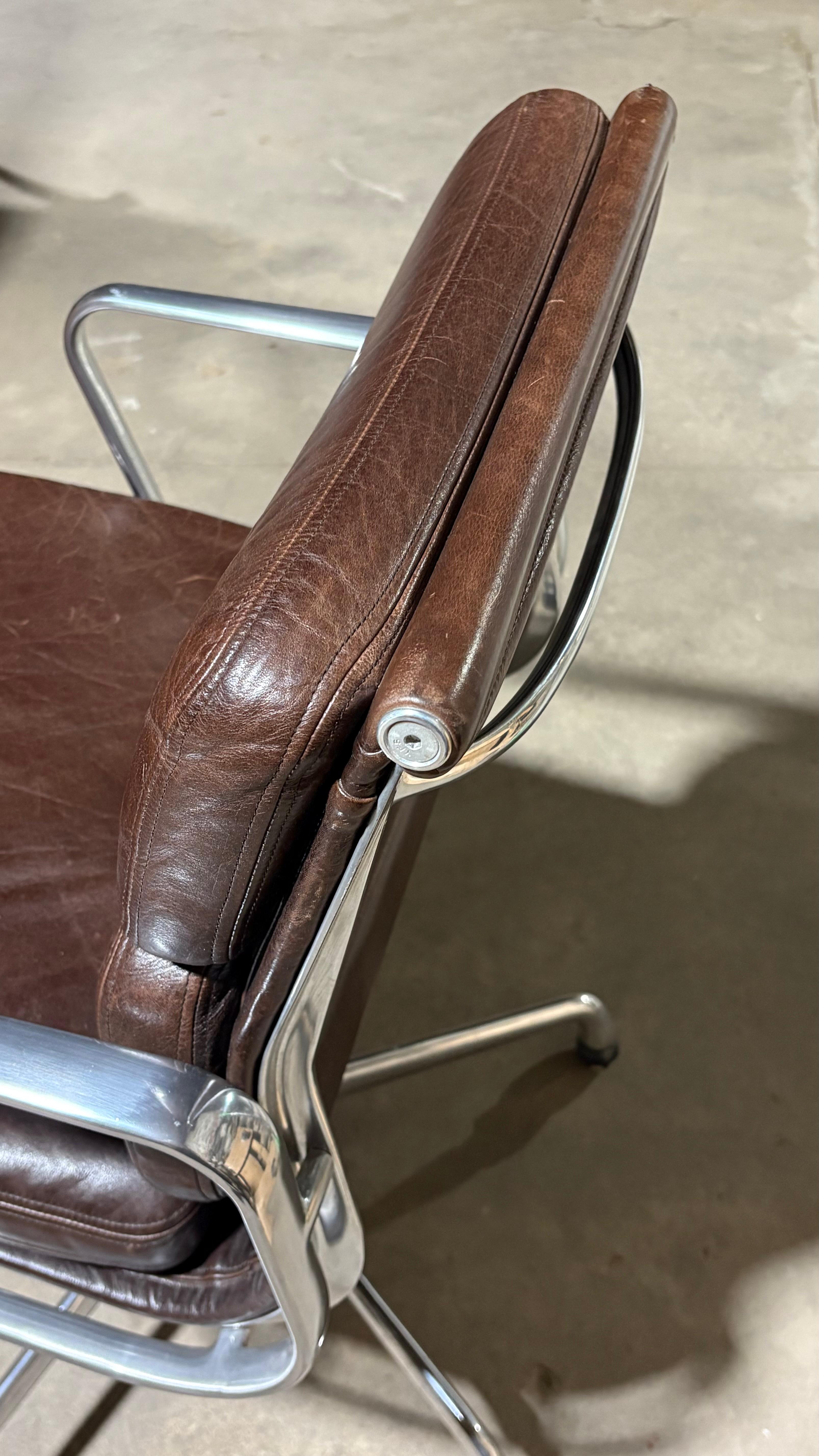 Sedia Herman Miller Eames Soft Pad Management in vendita 1