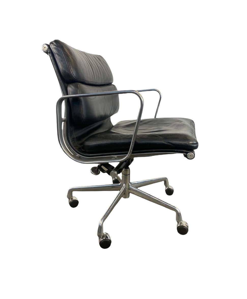 Contemporary Herman Miller Eames Soft Pad Management Office Desk Chair