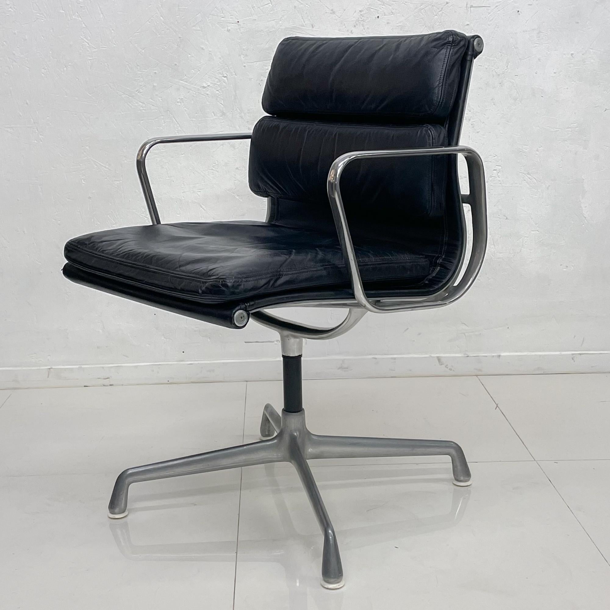  Herman Miller Eames Soft Pad Management Side Office Chair Black Leather, 1970s In Good Condition In Chula Vista, CA