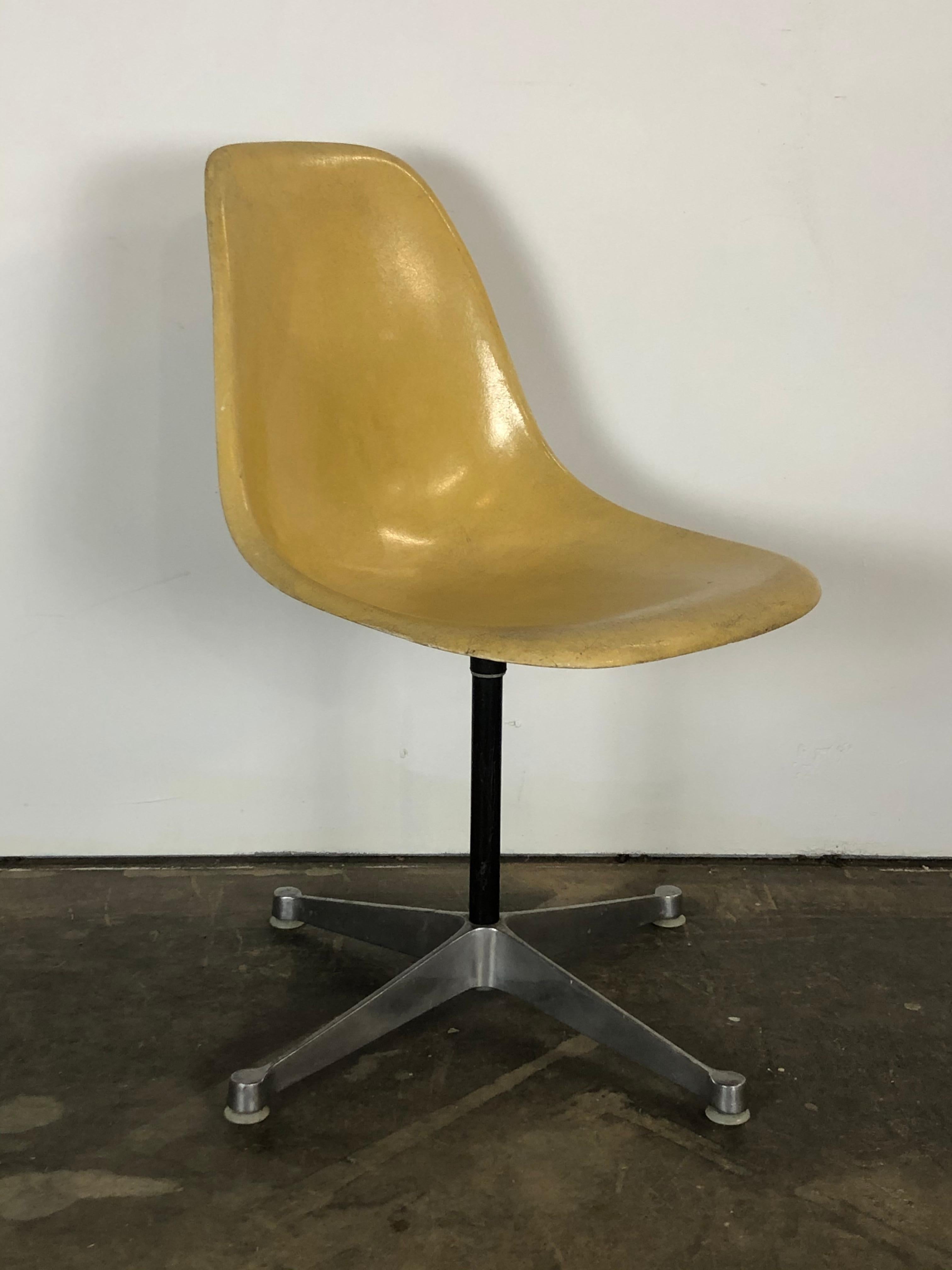 Mid-Century Modern Herman Miller Eames Swivel Desk Chair for Home Office