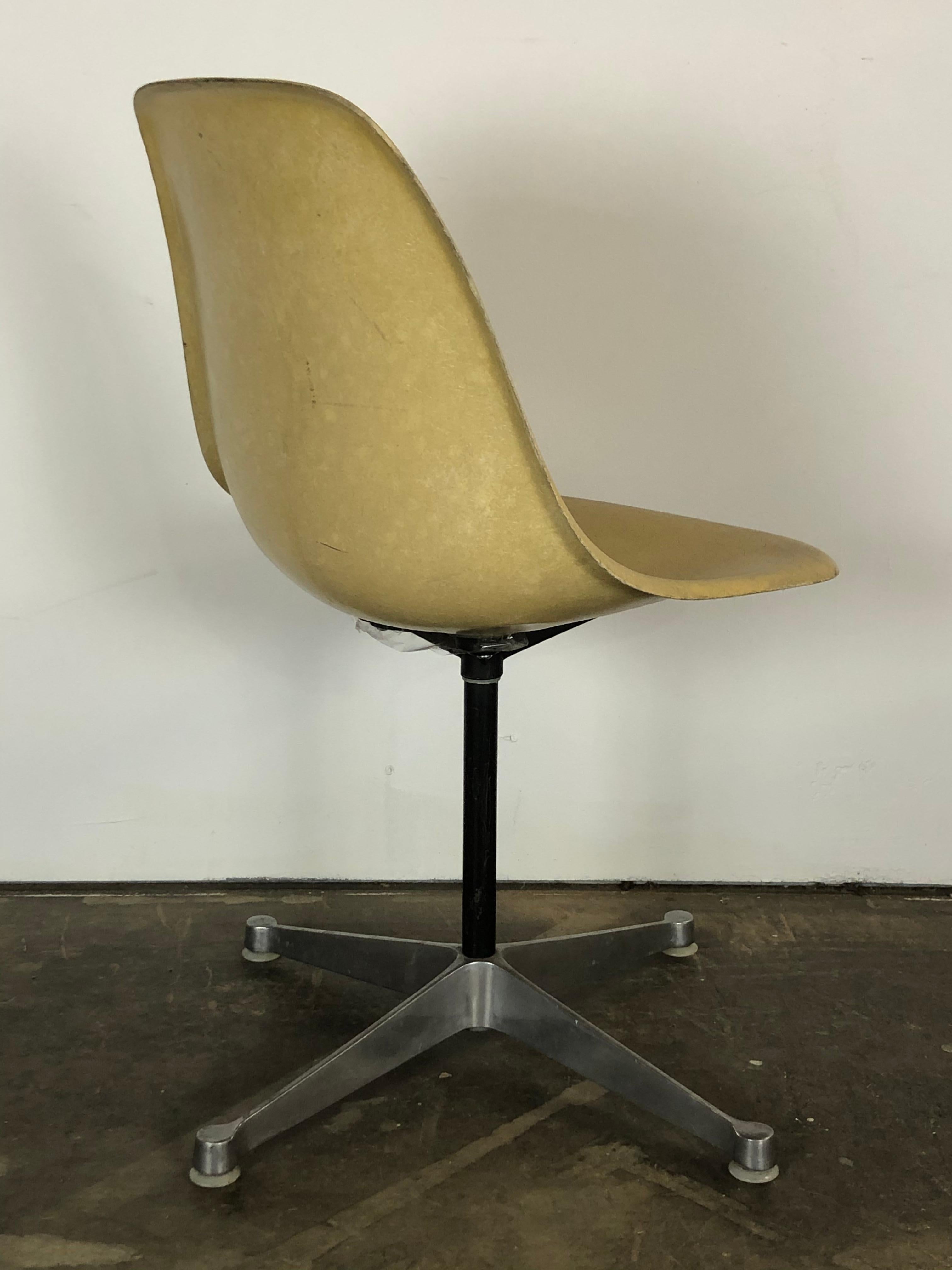 Herman Miller Eames Swivel Desk Chair for Home Office In Good Condition In Brooklyn, NY