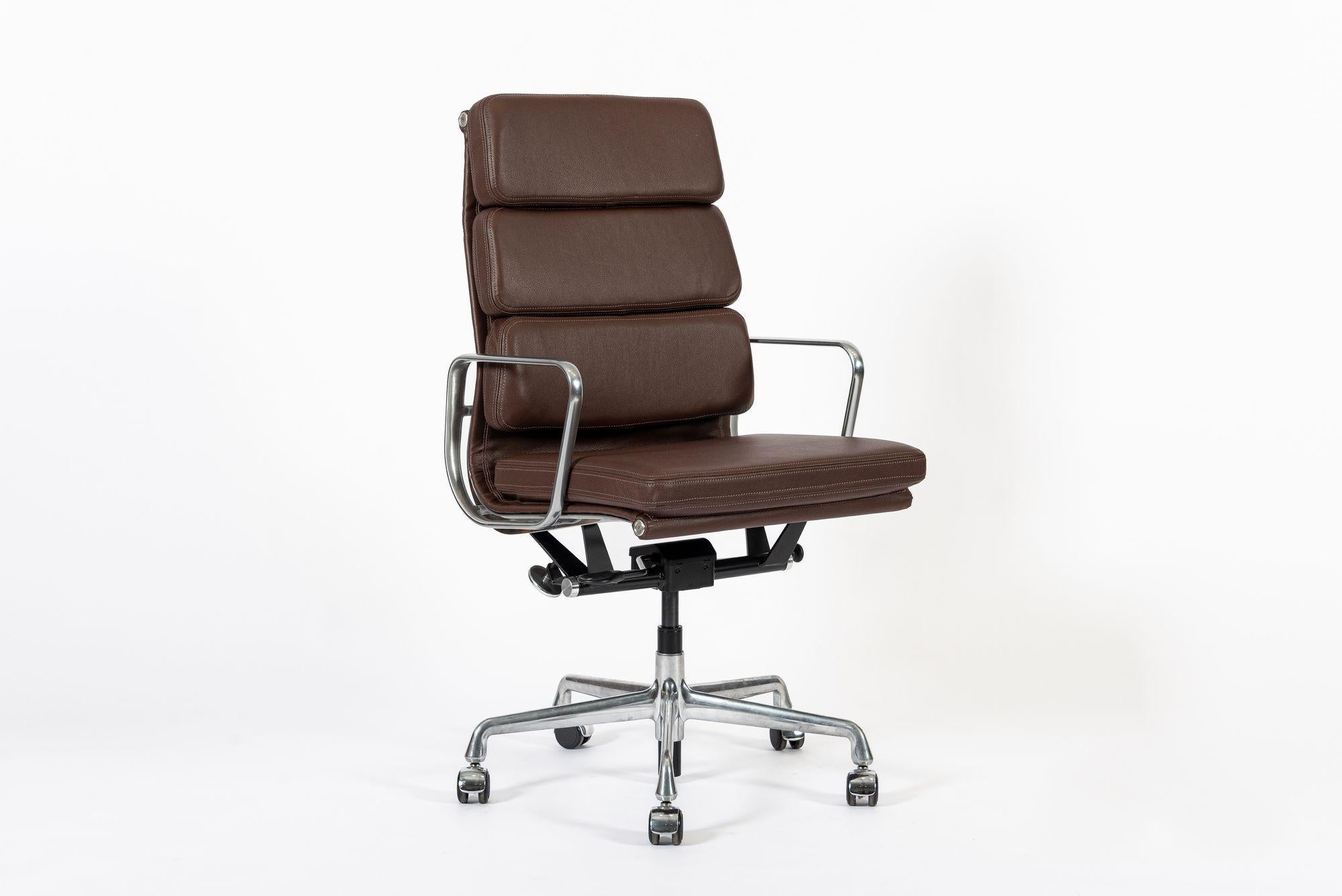 Herman Miller Eames Tall Brown Leather Desk Chair Soft Pad (chaise de bureau en cuir marron) en vente 4