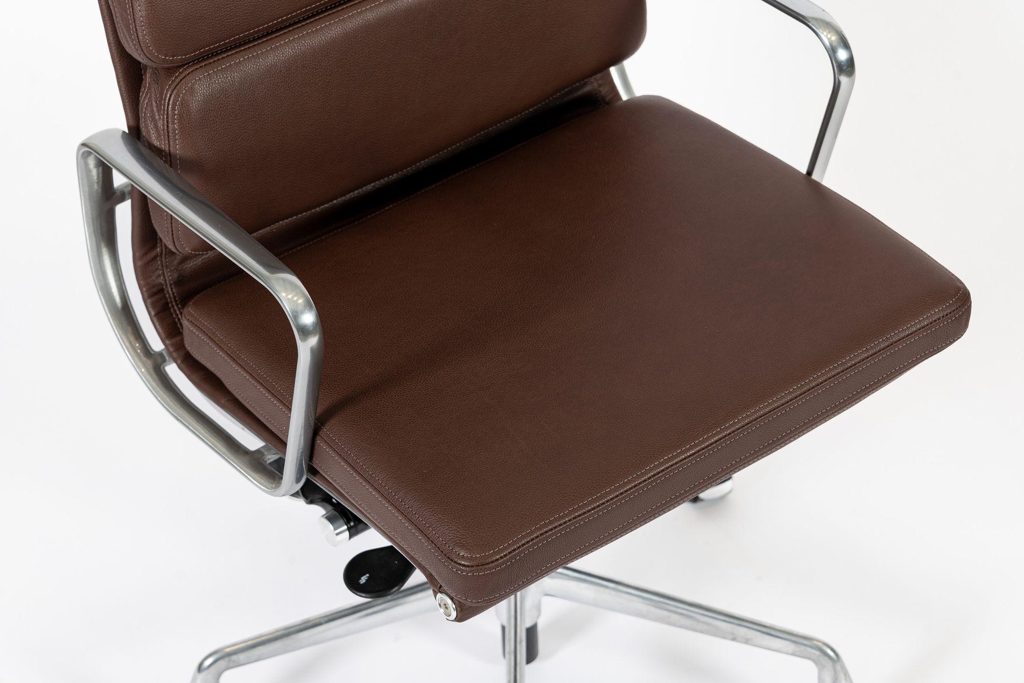 Herman Miller Eames Tall Brown Leather Desk Chair Soft Pad (chaise de bureau en cuir marron) en vente 6