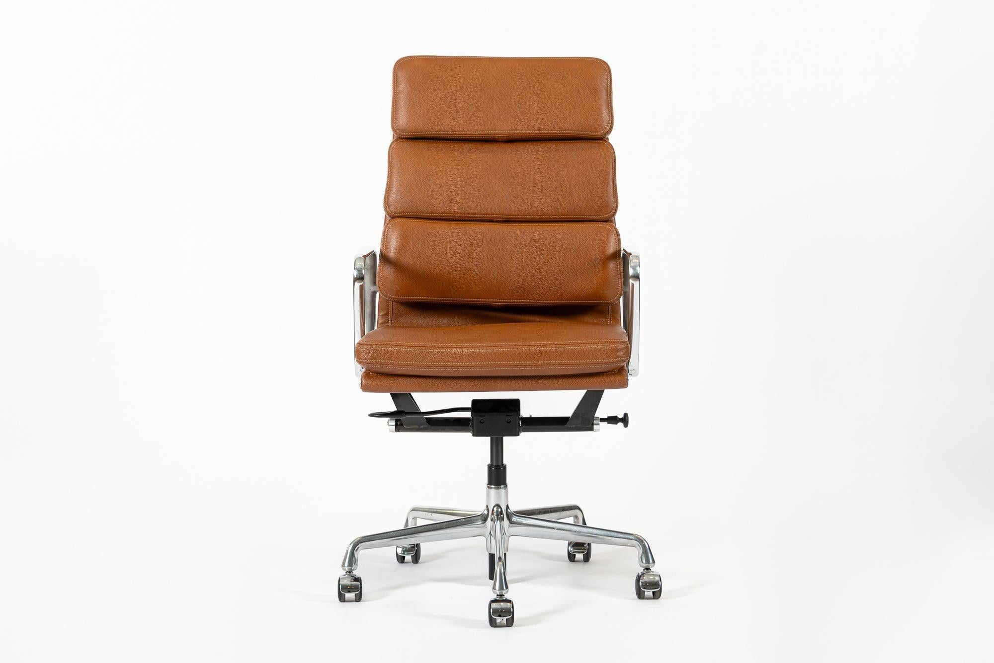 This authentic Eames for Herman Miller Soft Pad Executive Height office chair from the Aluminum Group Collection was manufactured in the 2000s. This executive height chair features a taller backrest, brown leather upholstery, polished aluminum