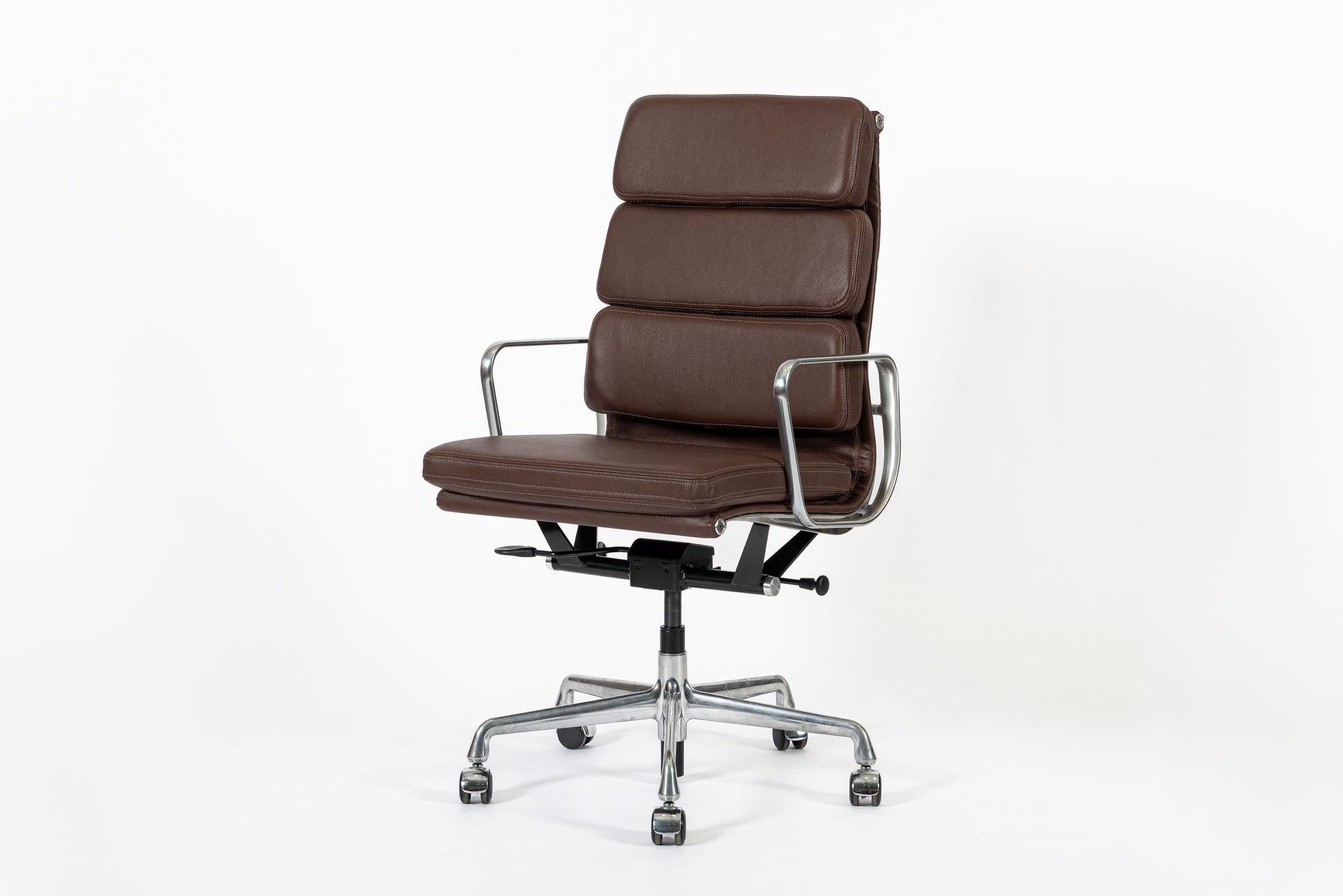 Cette authentique chaise de bureau Eames for Herman Miller Soft Pad Executive Height de la Collection Aluminium Group a été fabriquée dans les années 2000. Ce fauteuil de direction est doté d'un dossier plus haut, d'un revêtement en cuir marron,