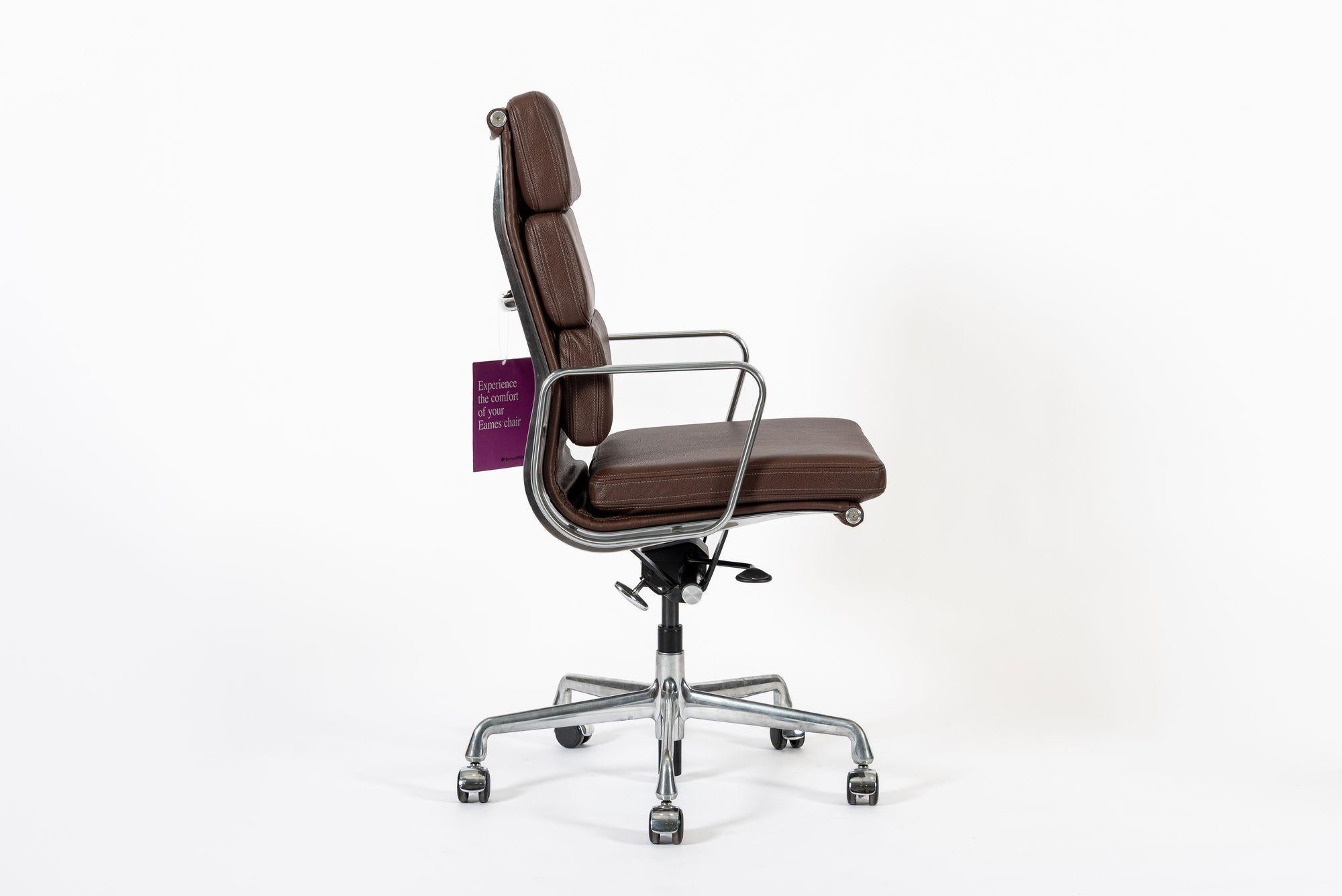 Herman Miller Eames Tall Brown Leather Desk Chair Soft Pad (chaise de bureau en cuir marron) Bon état - En vente à Detroit, MI