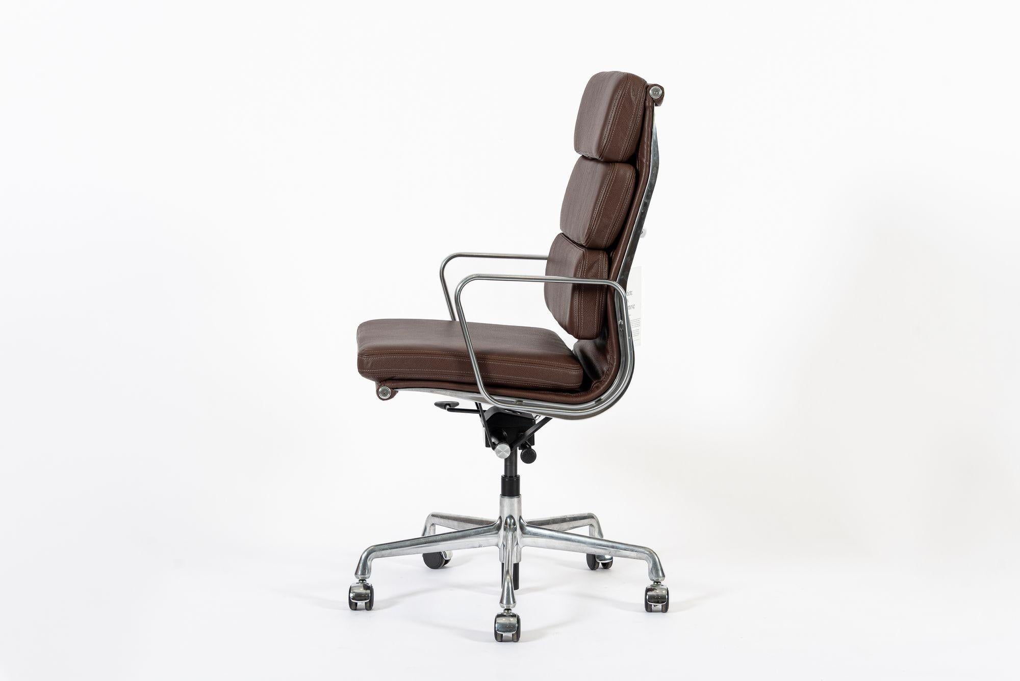 XXIe siècle et contemporain Herman Miller Eames Tall Brown Leather Desk Chair Soft Pad (chaise de bureau en cuir marron) en vente