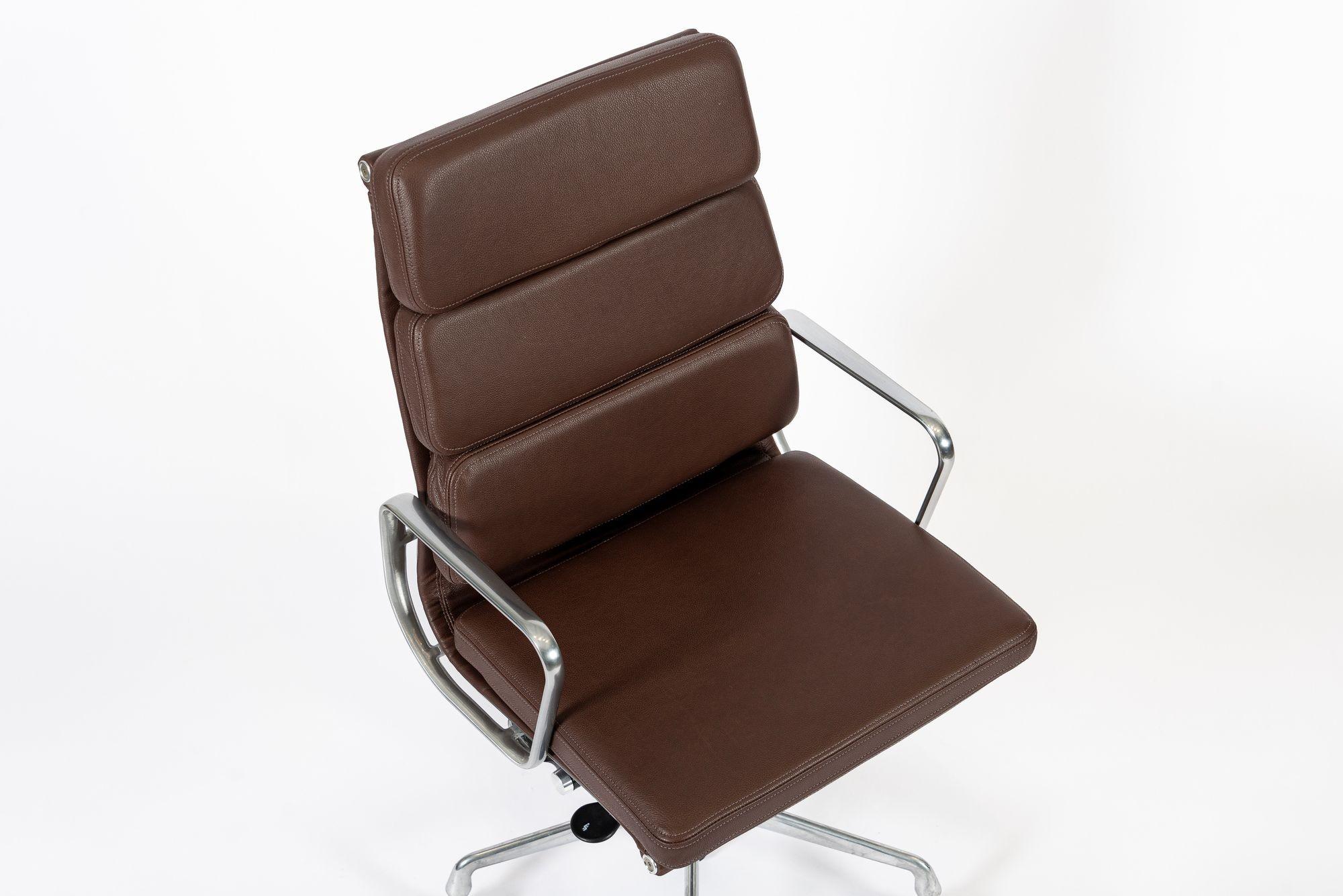 Herman Miller Eames Tall Brown Leather Desk Chair Soft Pad (chaise de bureau en cuir marron) en vente 1