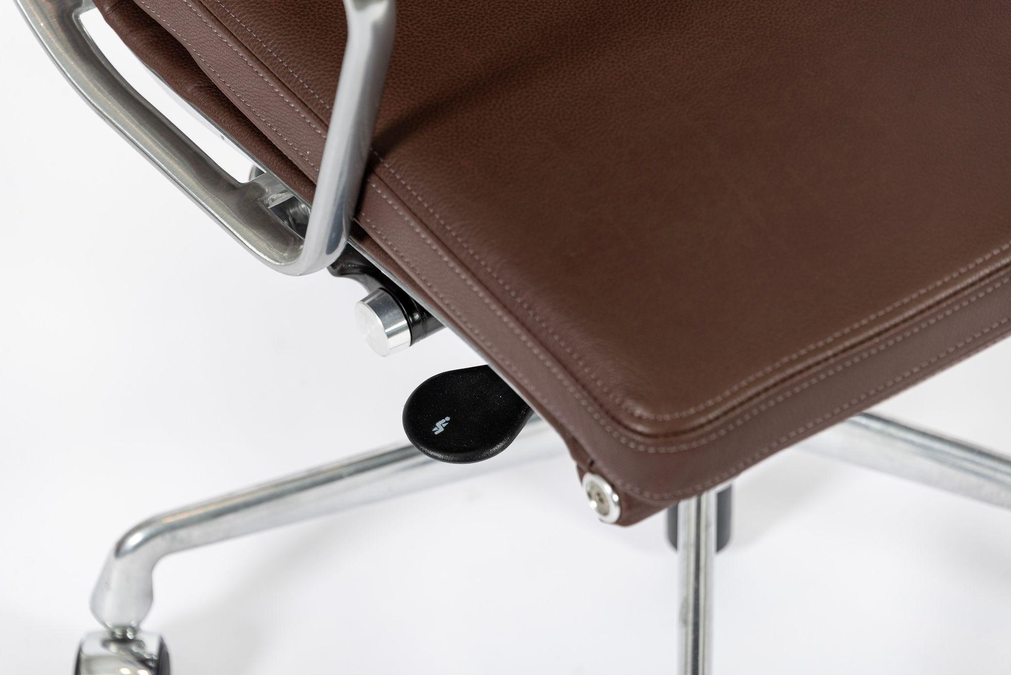 Herman Miller Eames Tall Brown Leather Desk Chair Soft Pad (chaise de bureau en cuir marron) en vente 2
