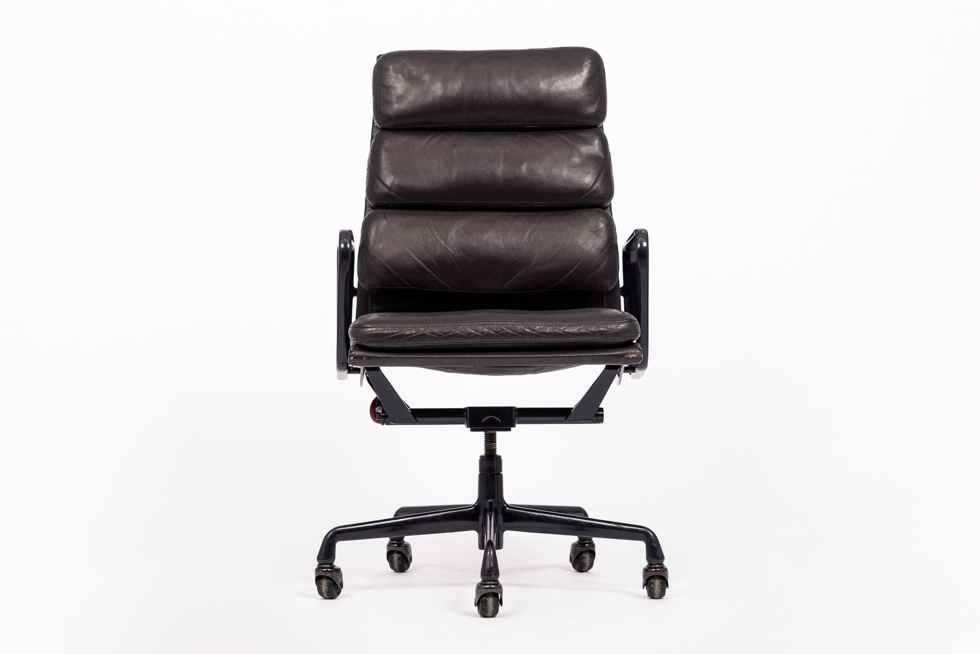 This authentic Eames for Herman Miller Soft Pad Executive Height office chair from the Aluminum Group Collection was manufactured in 1991. This executive height model chair features a taller backrest, polished aluminum five-star swivel base,