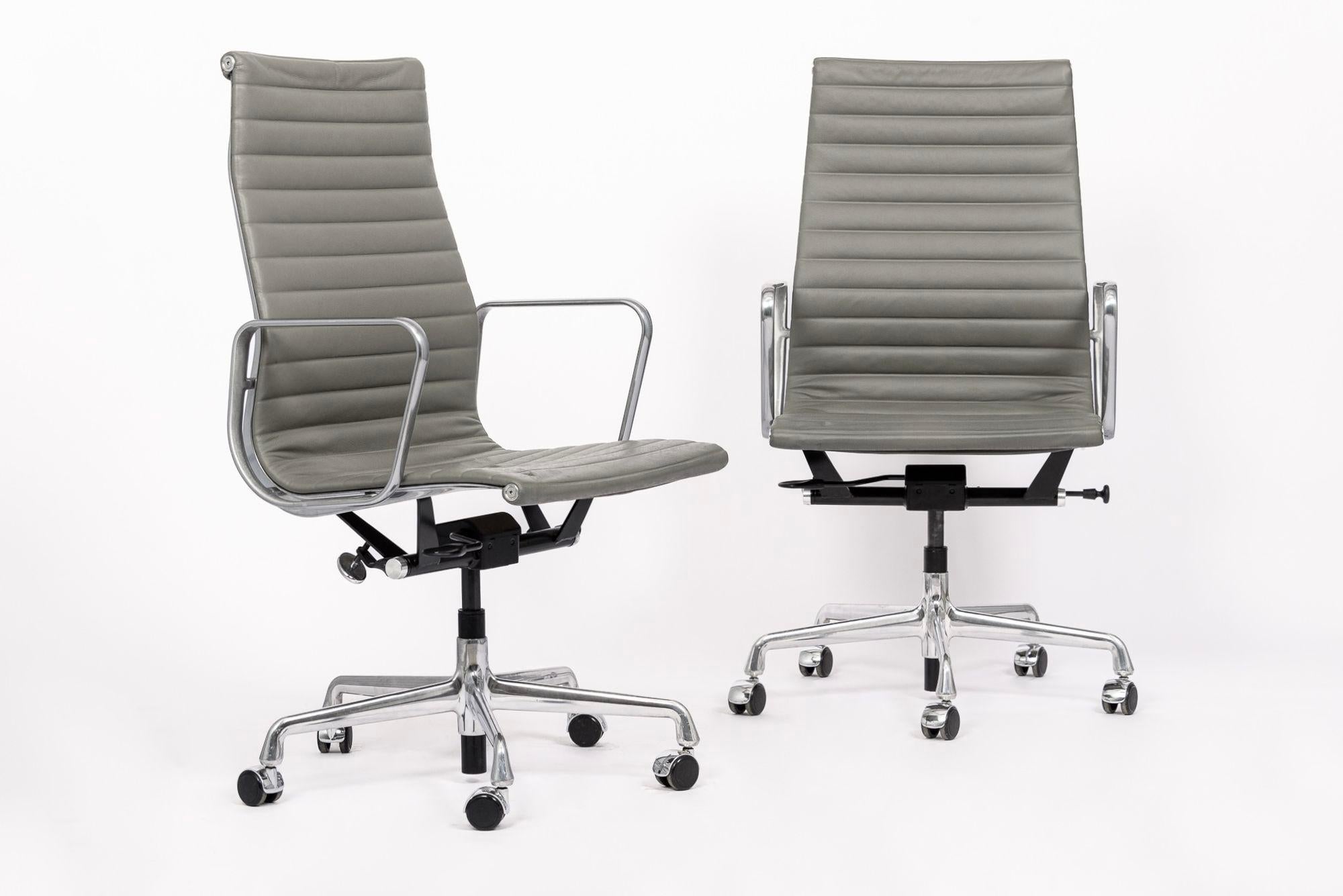 Herman Miller Eames Große graue Leder-Schreibtischstühle Executive Thin Pad im Angebot 4