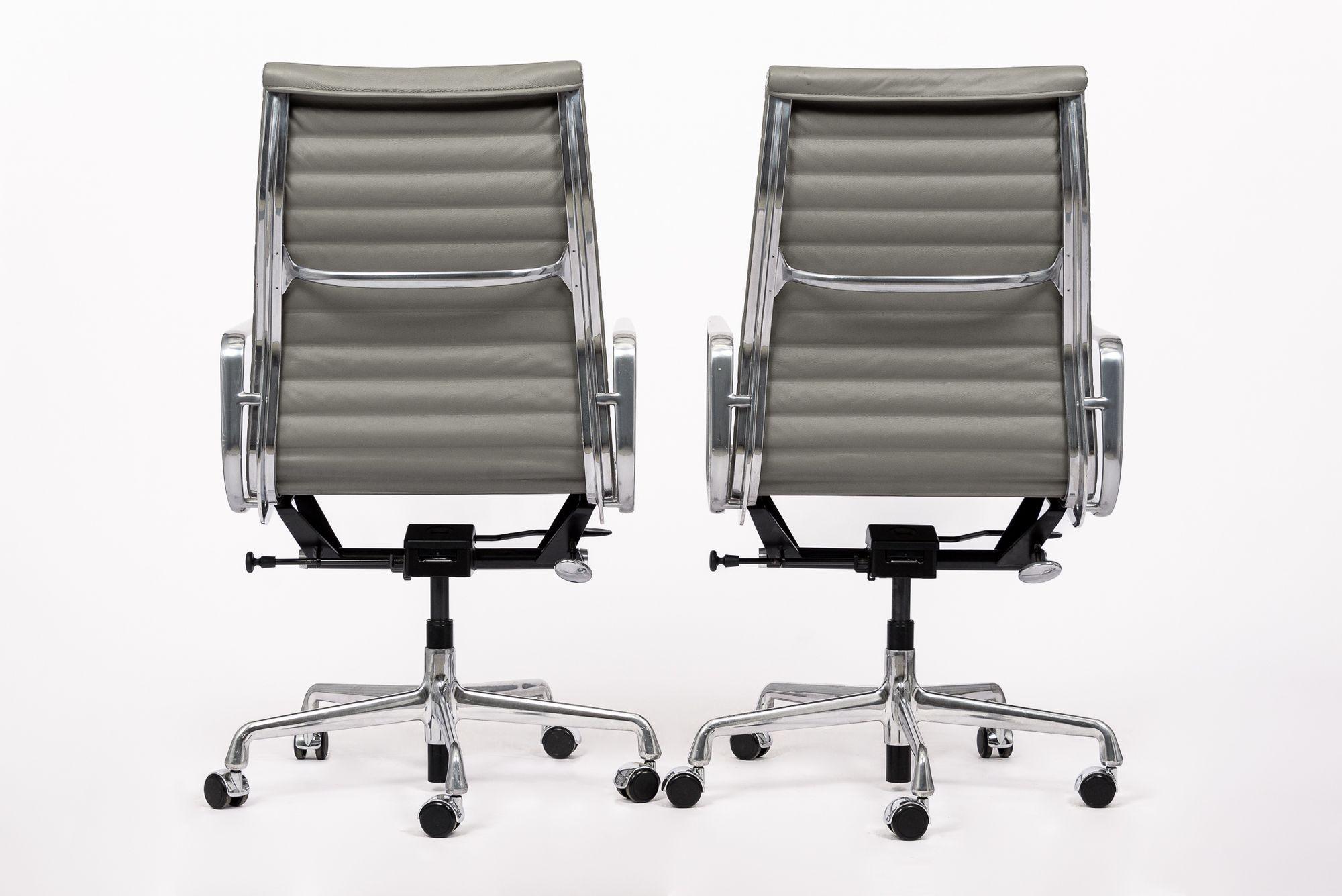 Herman Miller Eames Große graue Leder-Schreibtischstühle Executive Thin Pad (amerikanisch) im Angebot