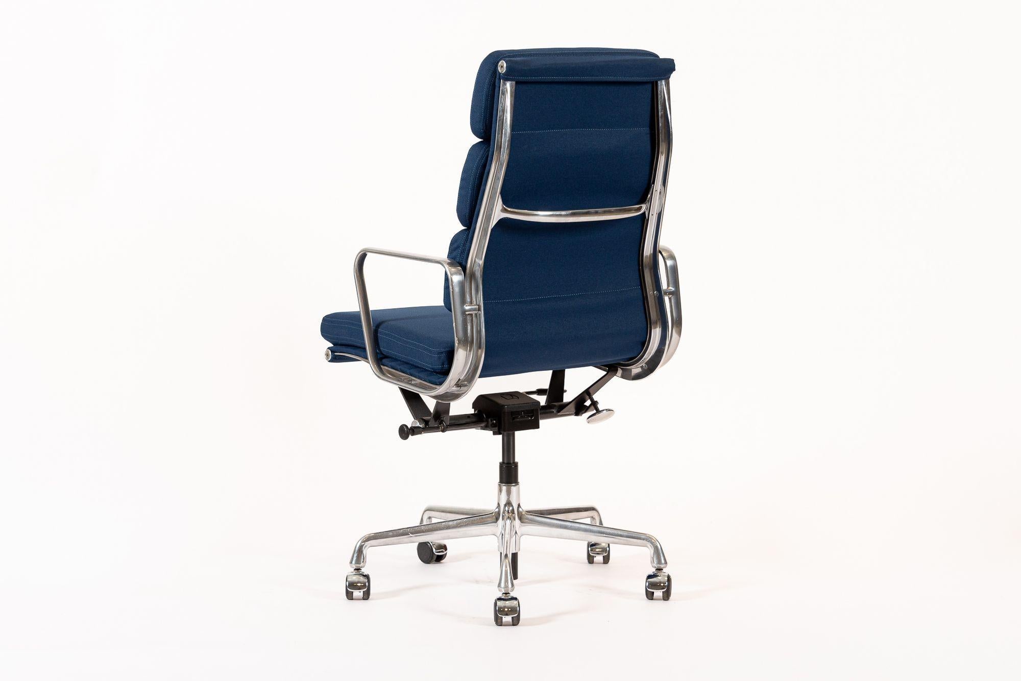 Herman Miller Eames Großer marineblauer Stoff-Schreibtischstuhl mit weichem Gestell im Angebot 5