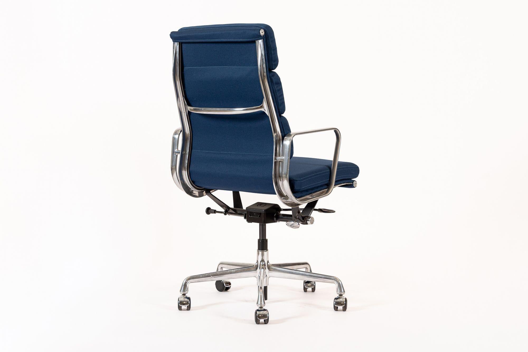 Herman Miller Eames Großer marineblauer Stoff-Schreibtischstuhl mit weichem Gestell im Angebot 6