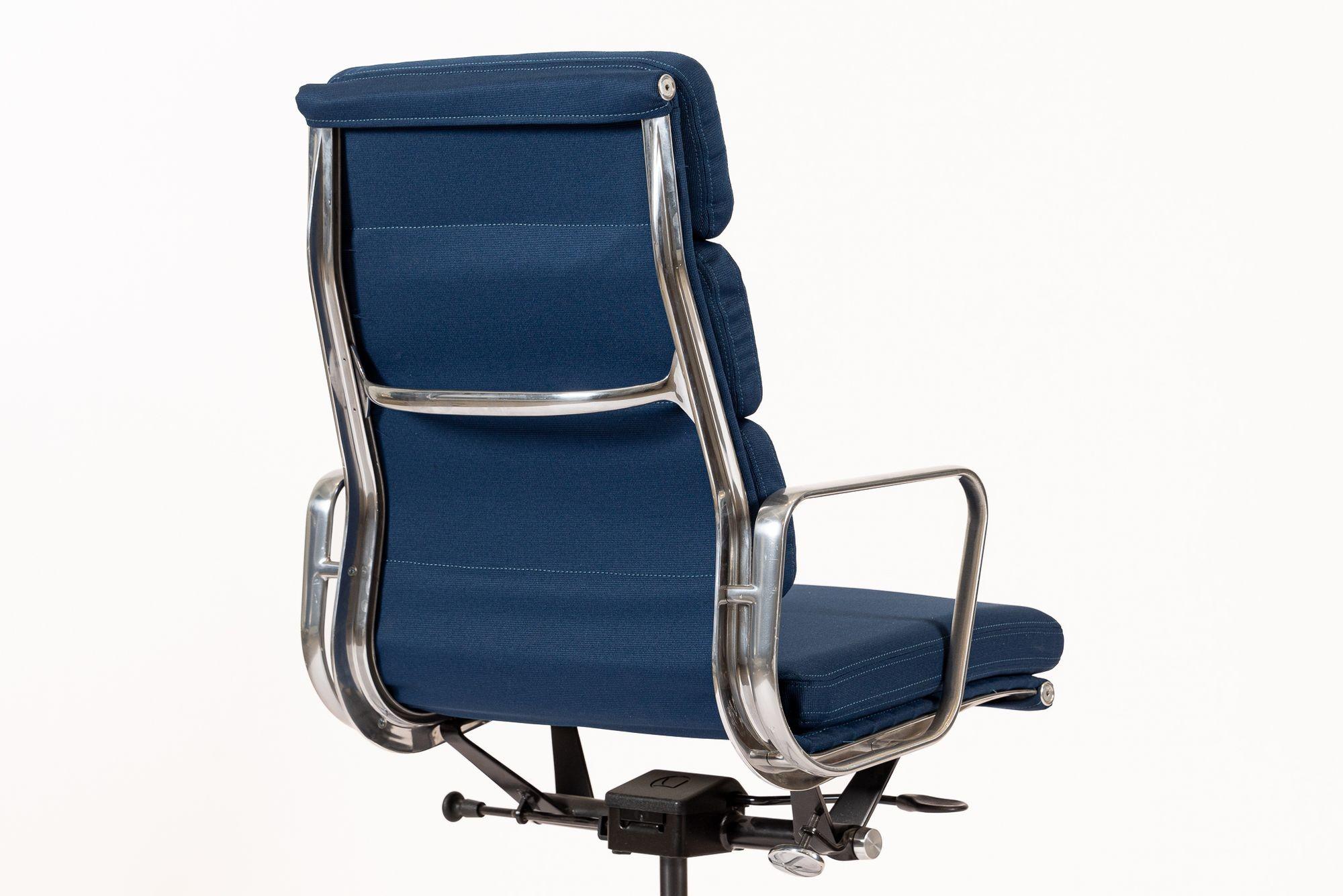Herman Miller Eames Großer marineblauer Stoff-Schreibtischstuhl mit weichem Gestell im Angebot 7