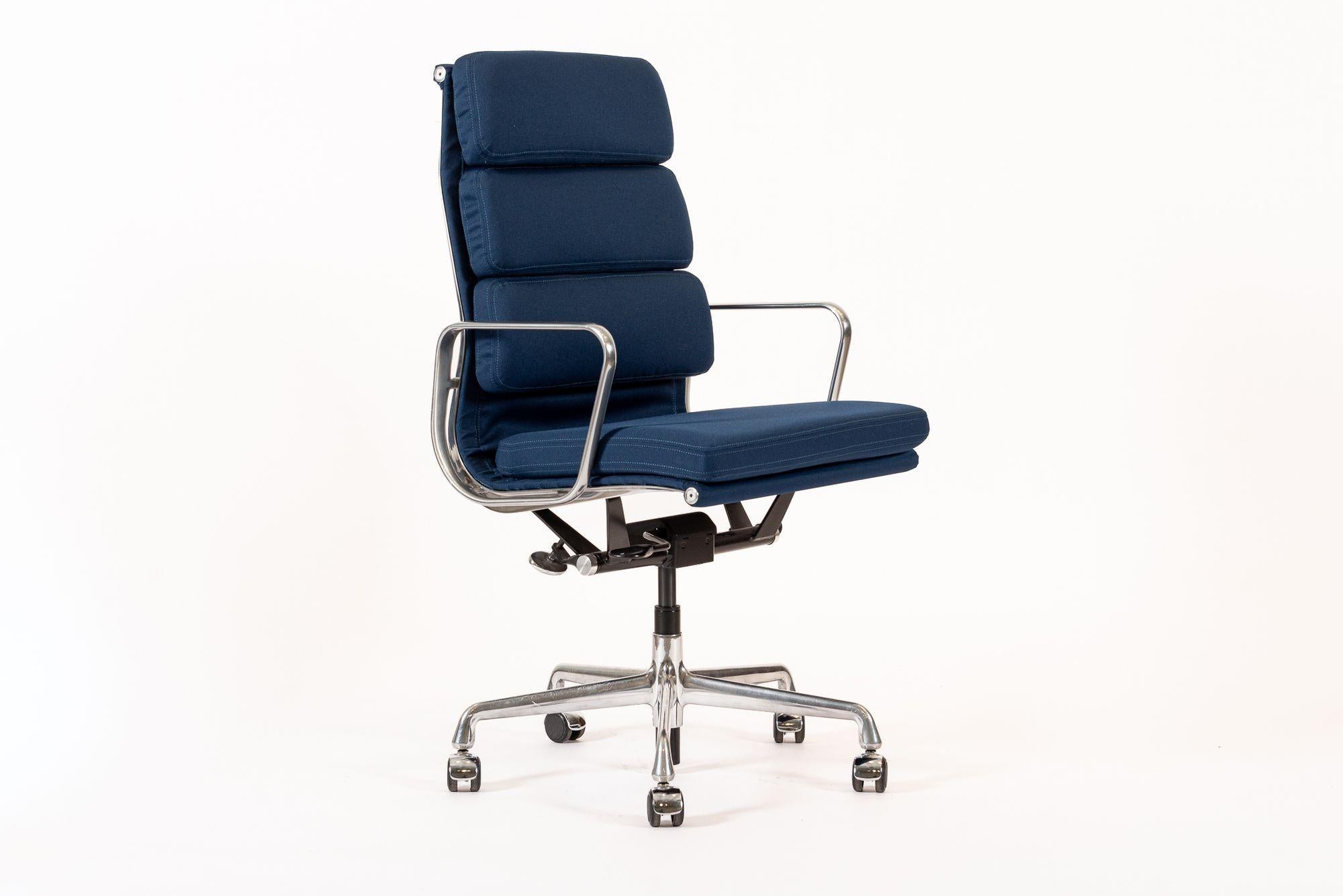 Herman Miller Eames Großer marineblauer Stoff-Schreibtischstuhl mit weichem Gestell (Moderne der Mitte des Jahrhunderts) im Angebot