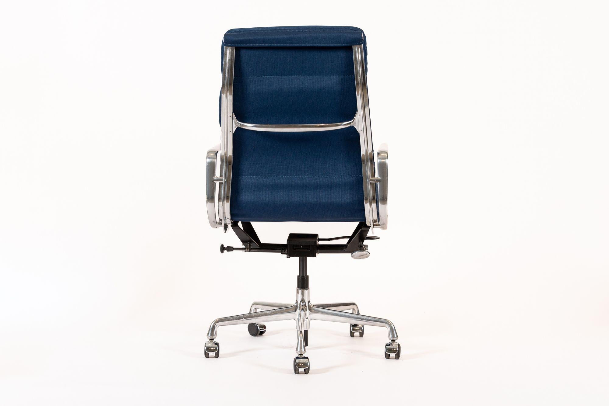 Herman Miller Eames Großer marineblauer Stoff-Schreibtischstuhl mit weichem Gestell (amerikanisch) im Angebot