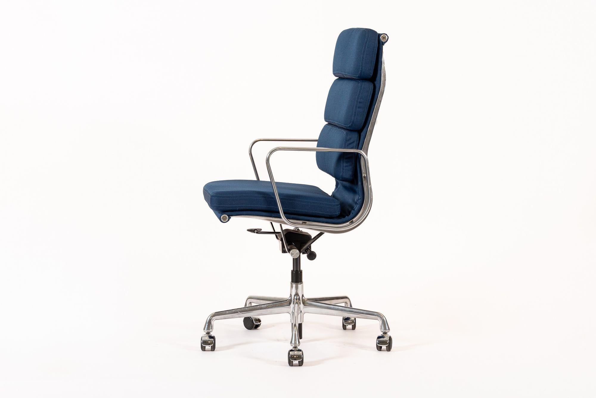 Herman Miller Eames Großer marineblauer Stoff-Schreibtischstuhl mit weichem Gestell im Zustand „Gut“ im Angebot in Detroit, MI