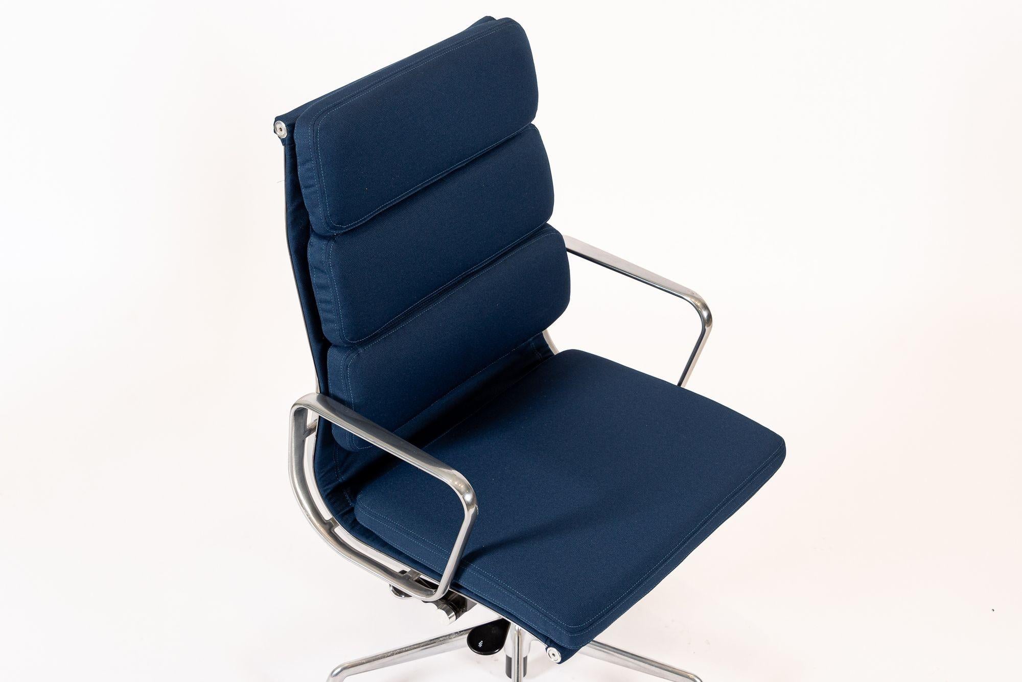 Herman Miller Eames Großer marineblauer Stoff-Schreibtischstuhl mit weichem Gestell (21. Jahrhundert und zeitgenössisch) im Angebot